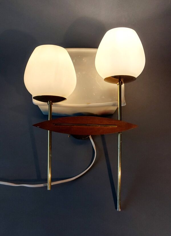 Applique à deux lumières en teck, laiton doré et opaline blanche Maison Lunel 1960.