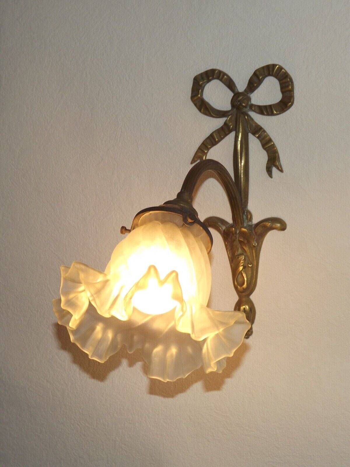 Simple Ruffled Glass Shade Wall Sconce