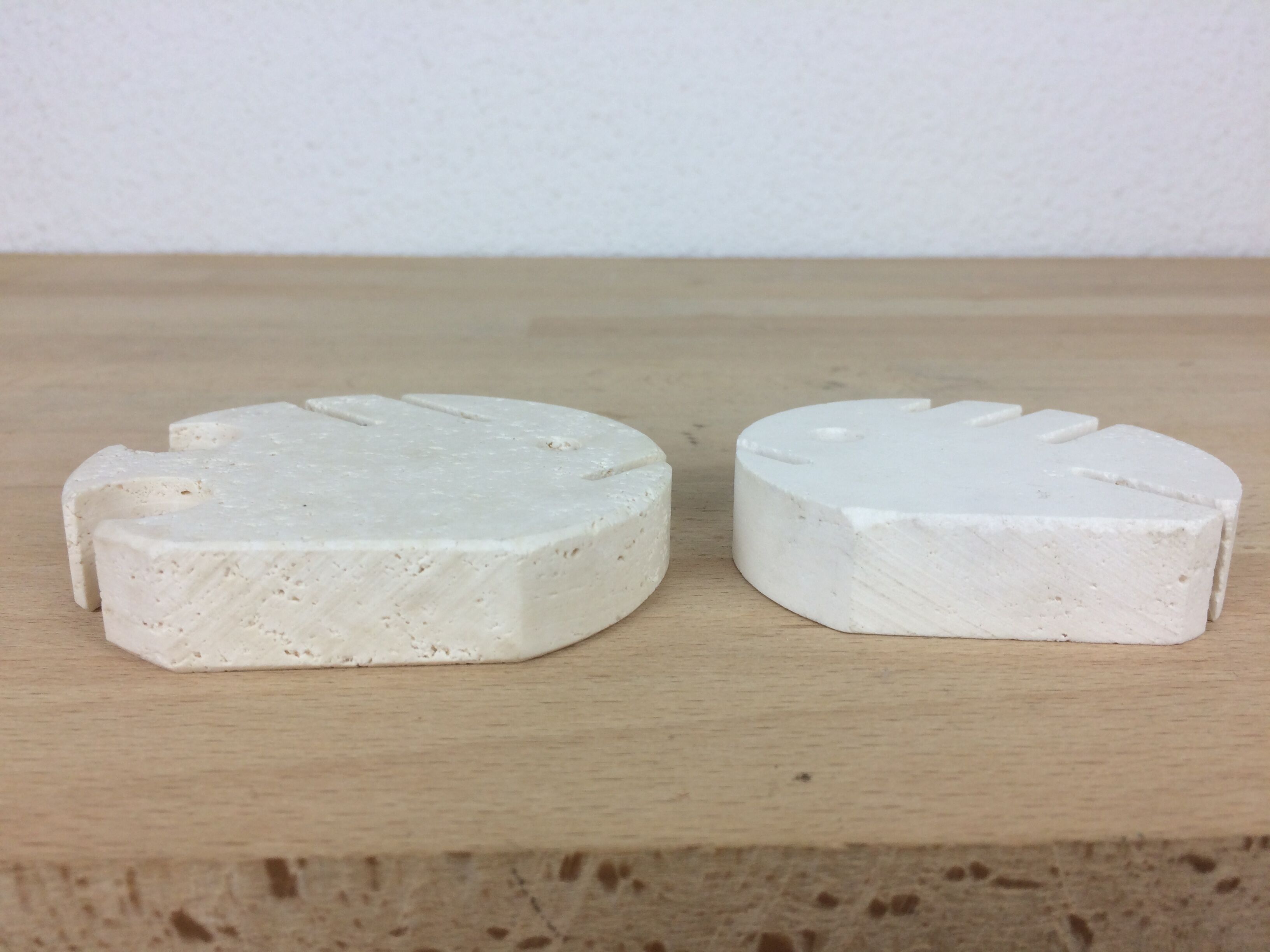 Fratelli Mannelli fish card holder in travertine