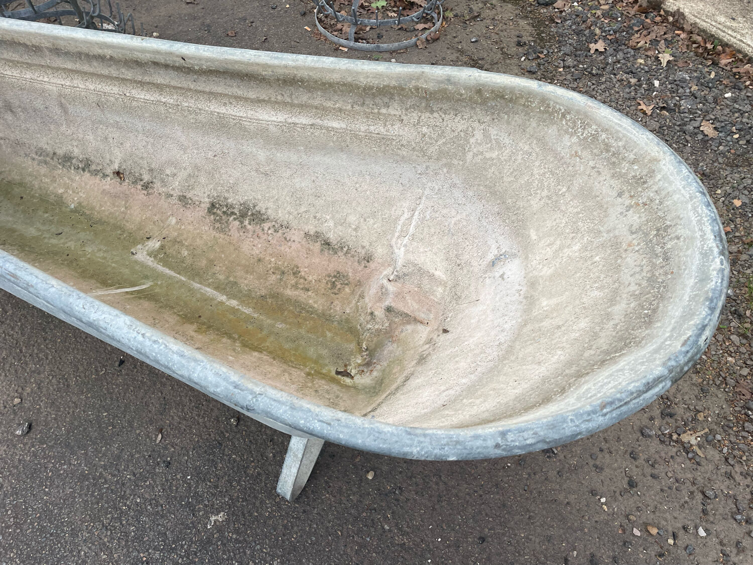 Zinc bathtub