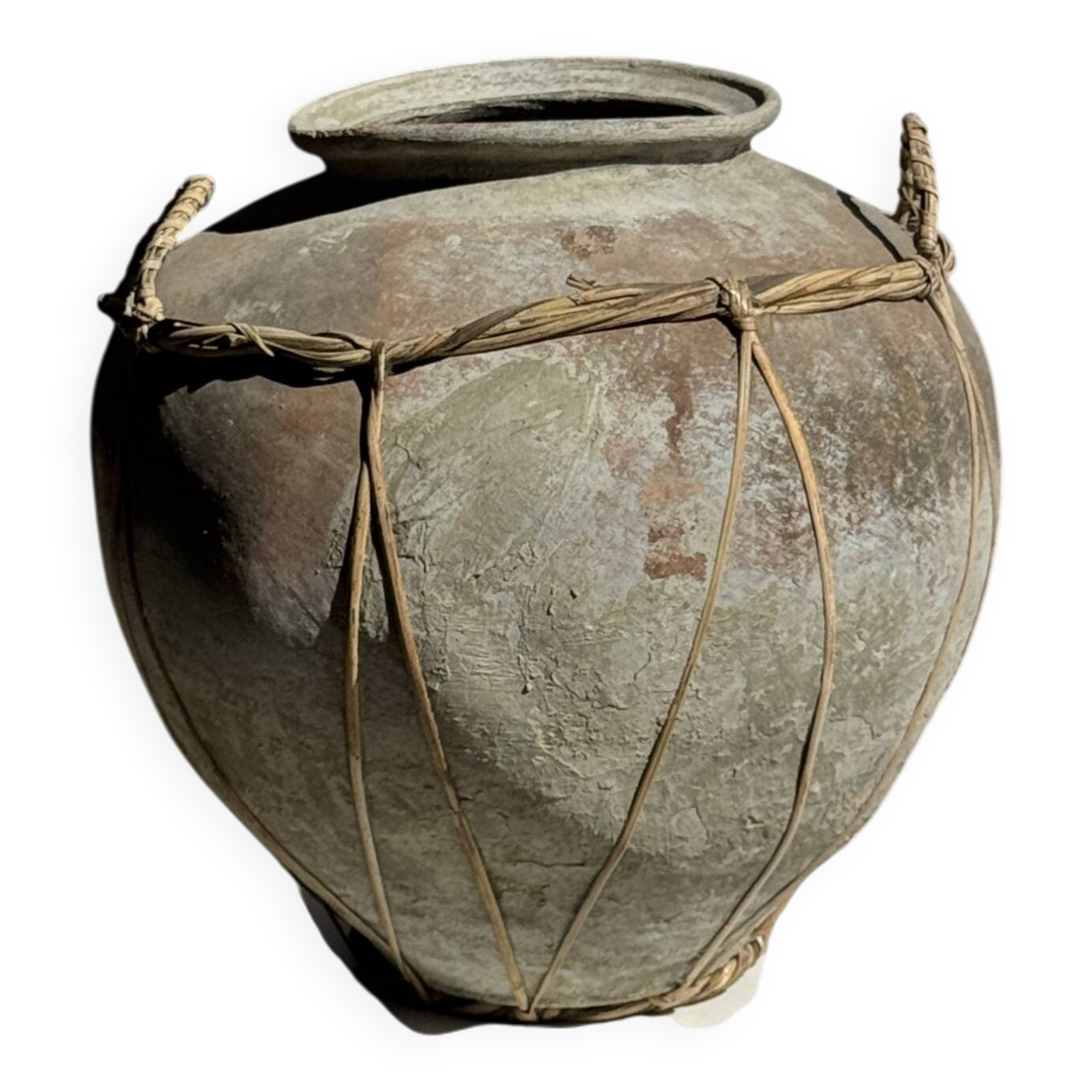 Grand pot en terre cuite gris et rouge à anses et croisillons en rotin H42