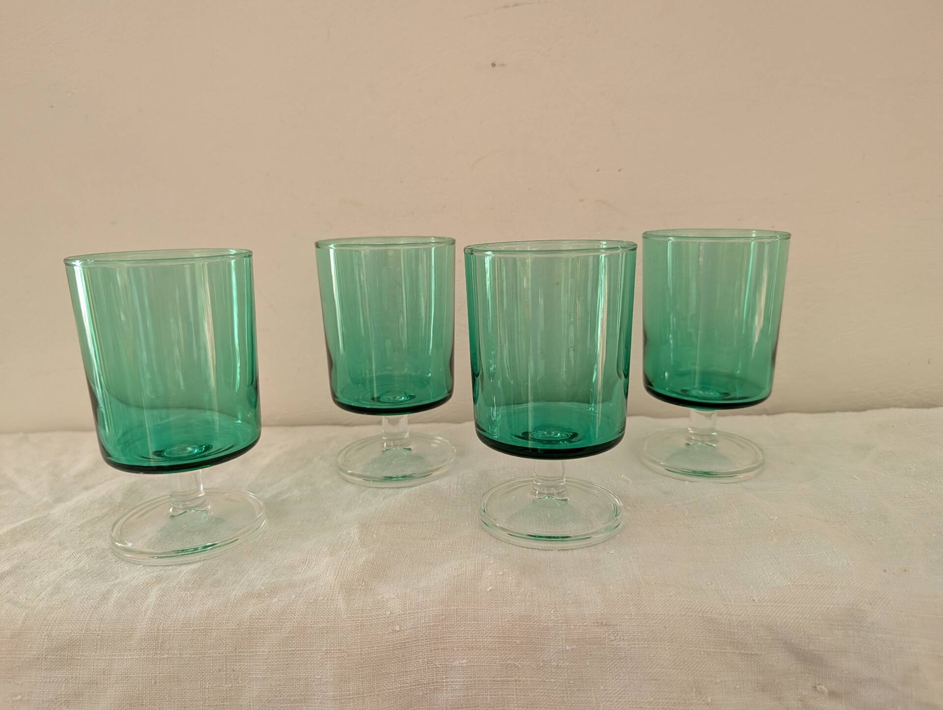 4 stemmed glasses in emerald green glass – 1970s