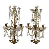 Paire de chandeliers à pampilles et fleurs en porcelaine blanche