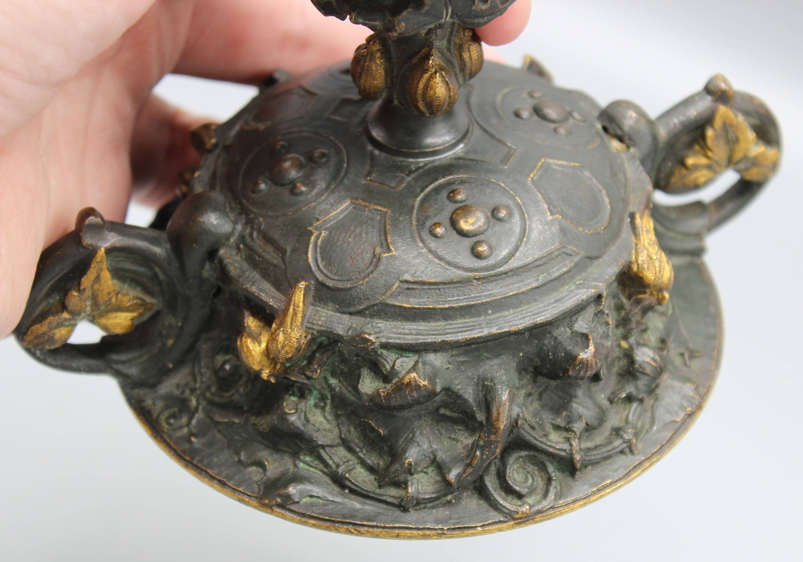 Bronze pedestal bowl with leaf decoration