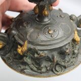 Bronze pedestal bowl with leaf decoration