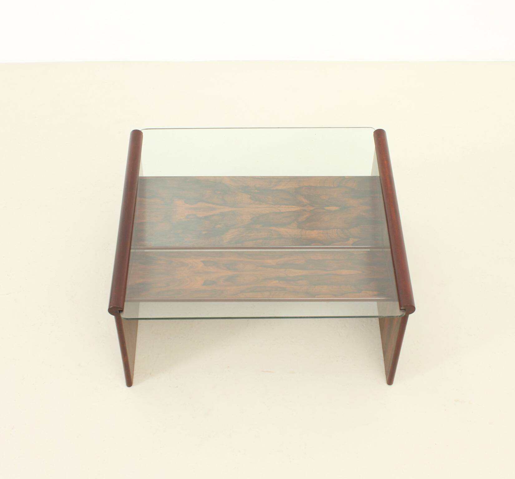 Italian coffee table in rosewood with magazine rack, 1960s.