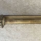 Adjustable wall light in brass and gold metal.