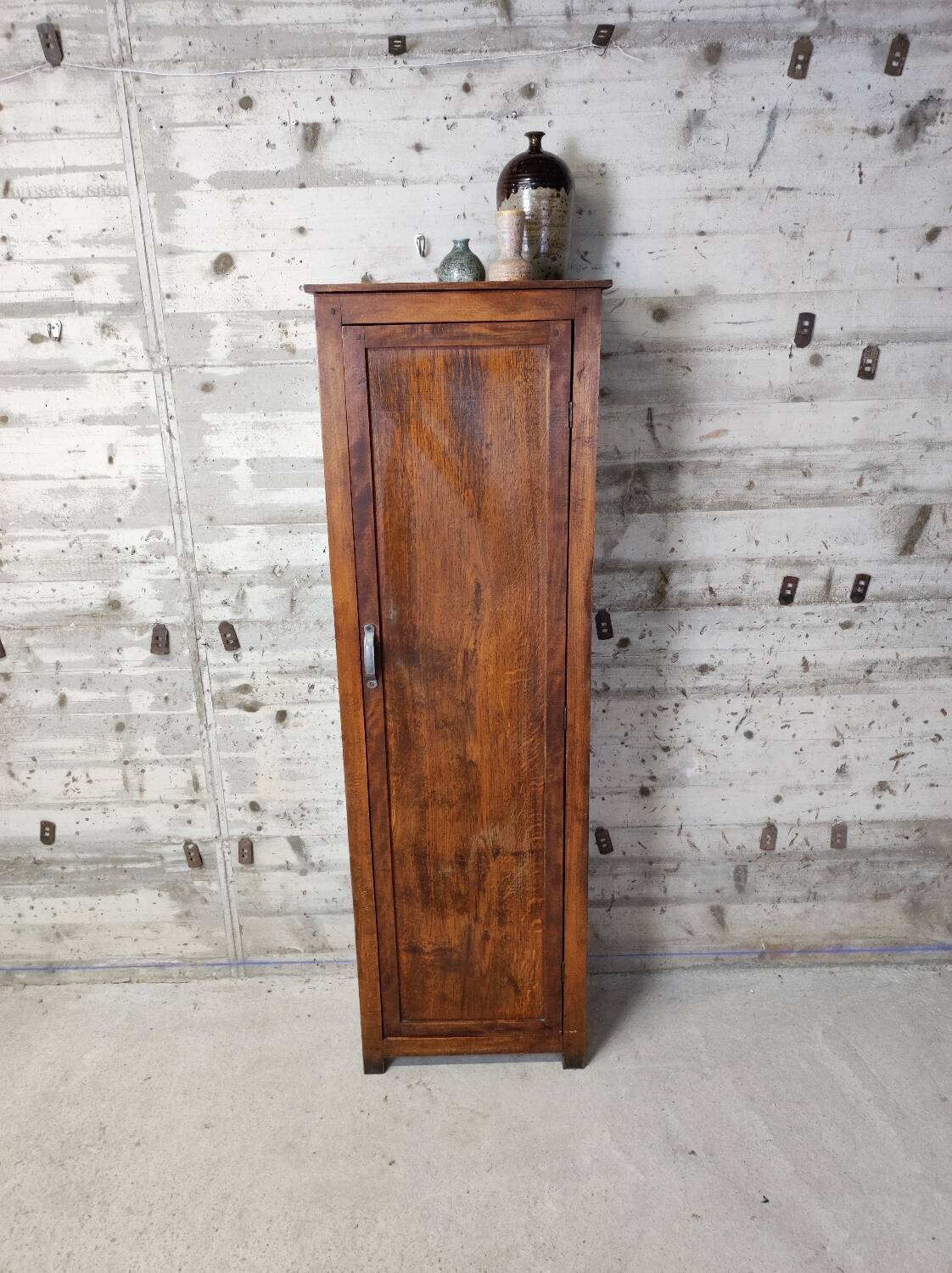 Narrow cabinet / column