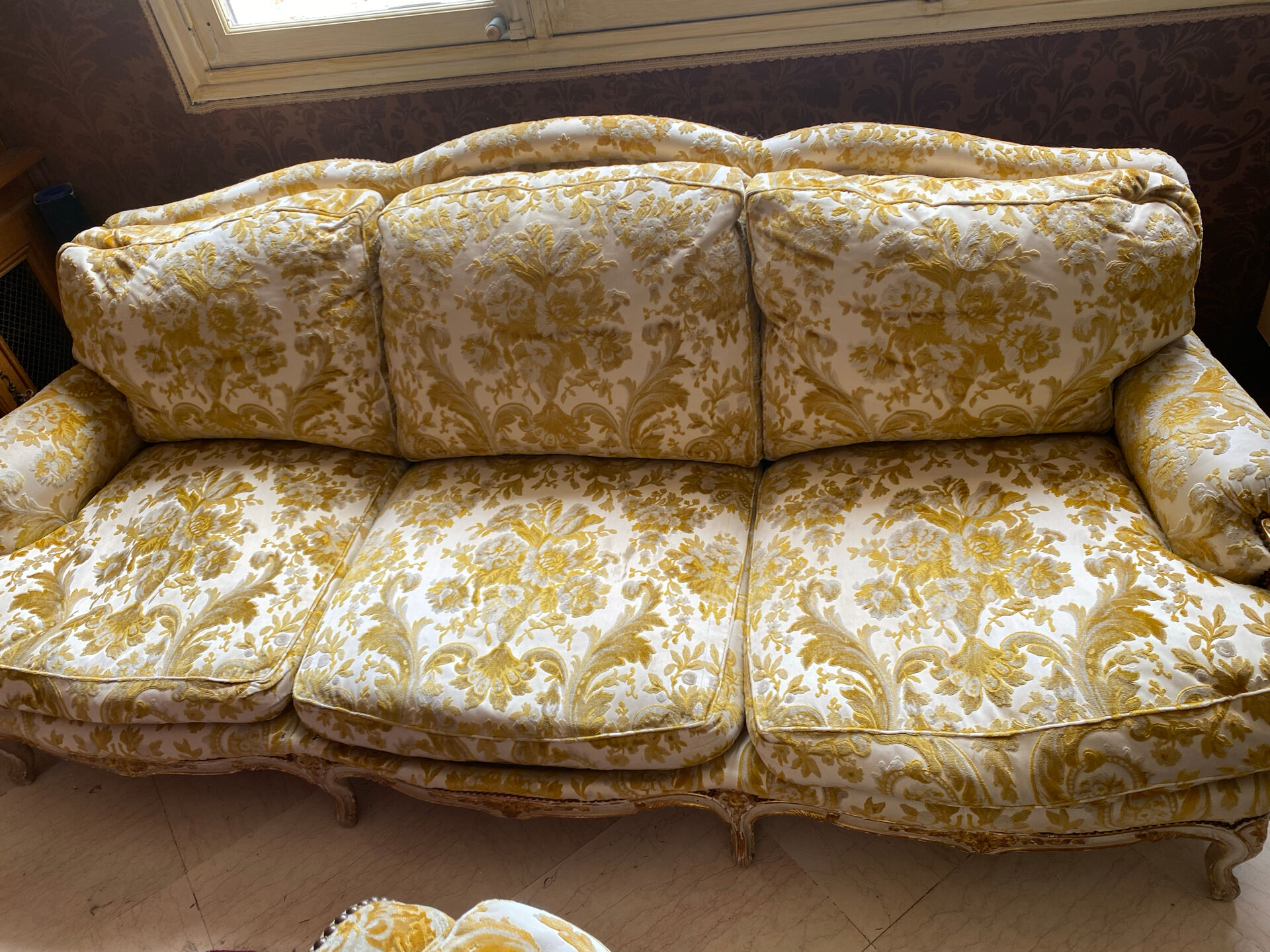 2 fauteuils et un canapé vintage velours jaune et or.