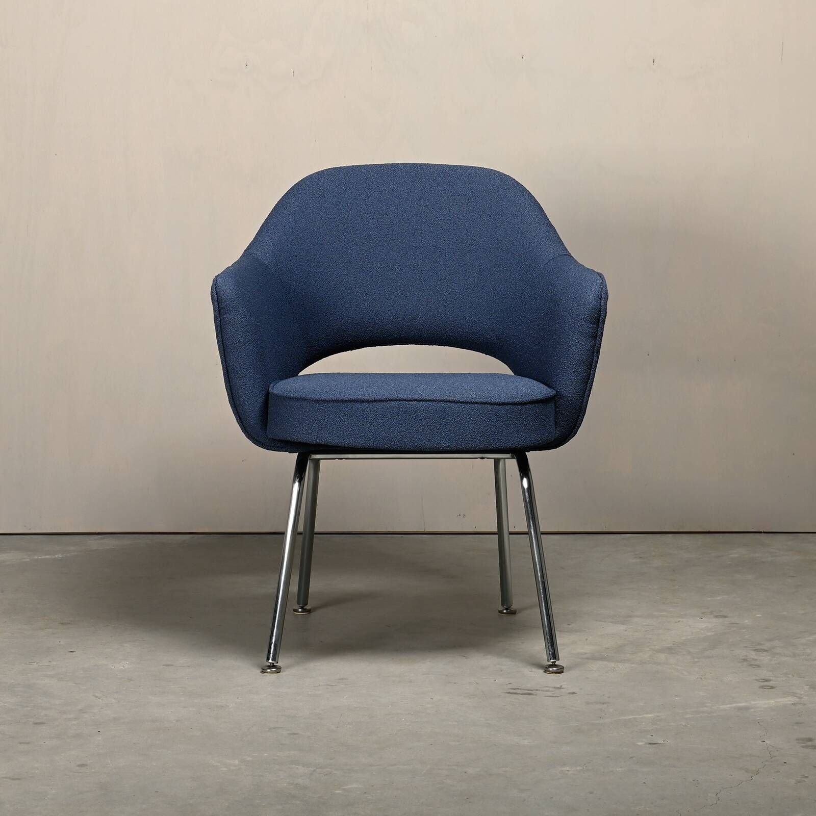 Eero Saarinen Executive Armchair in Blue Bouclé fabric for Knoll International