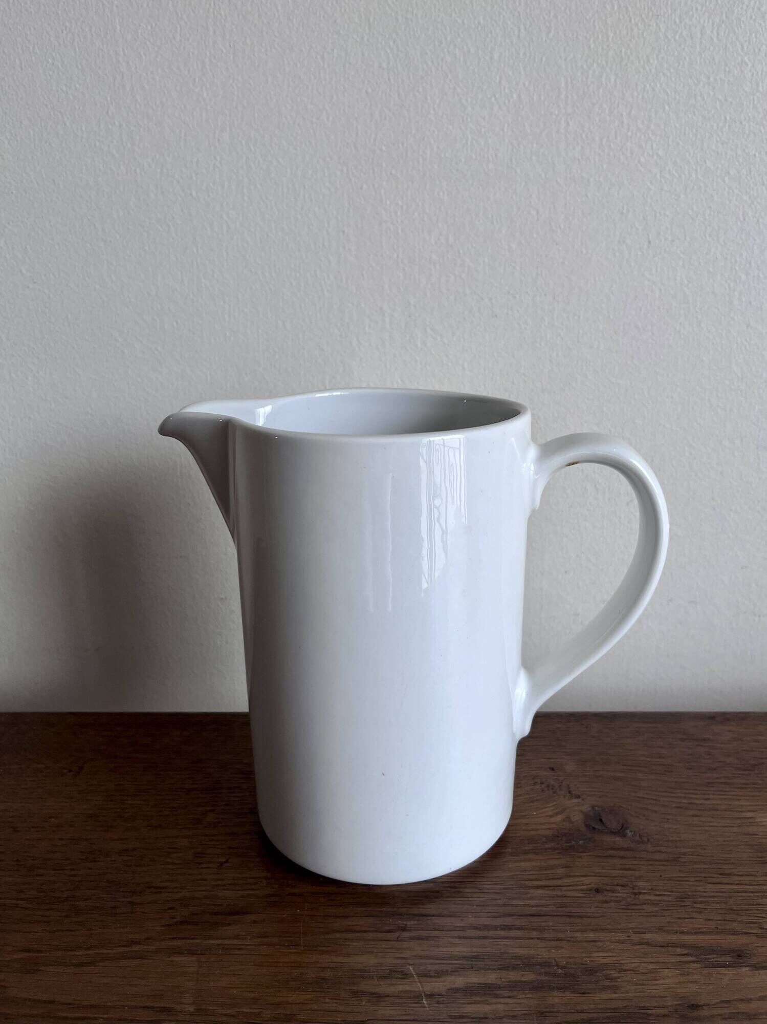 Vase jug Arabia Finland 1970 in white porcelain
