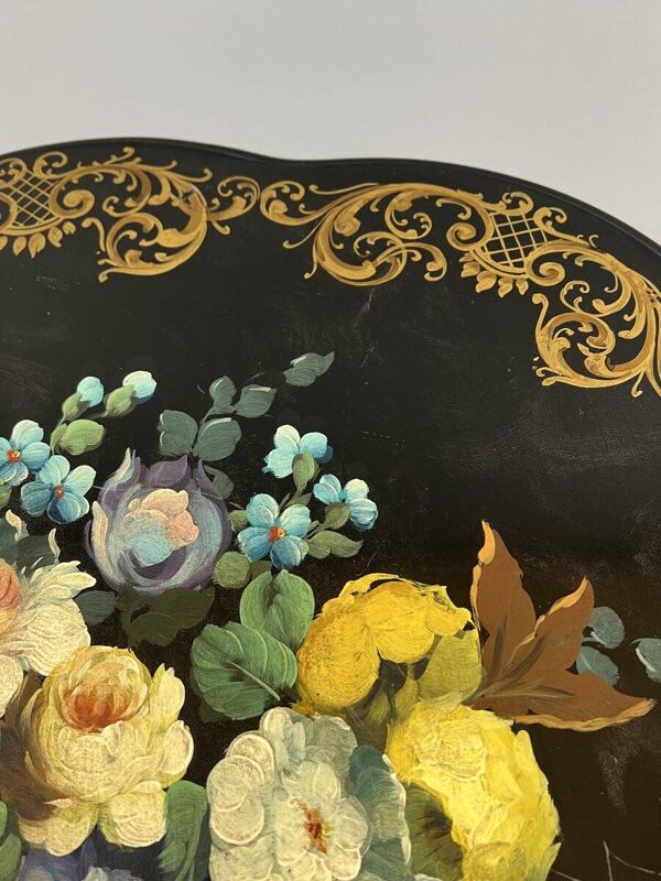 Table, guéridon Napoléon III laqué à décor floral, XIXe siècle