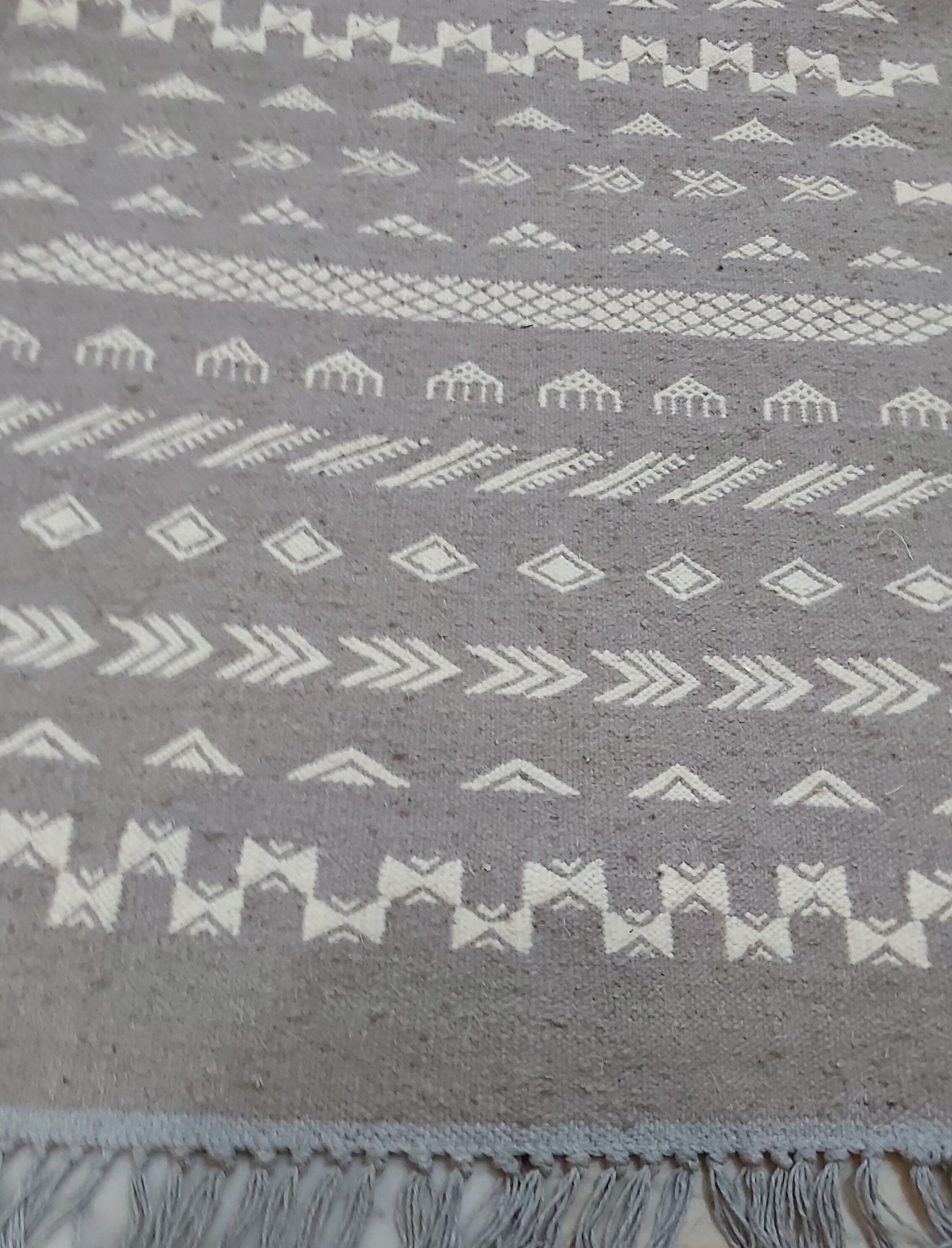 Hand-made grey and white wool rug 138x72cm