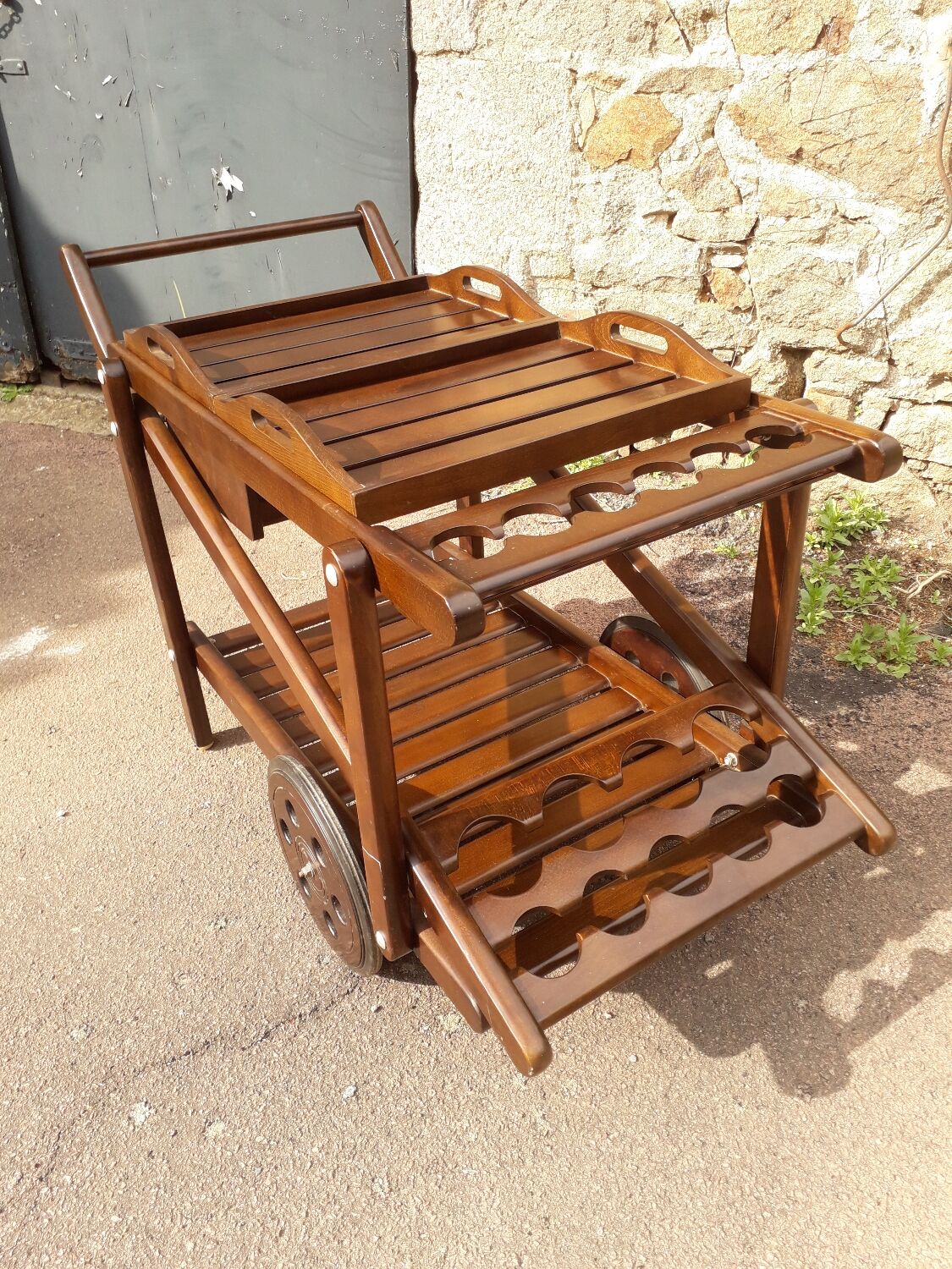 Serving table