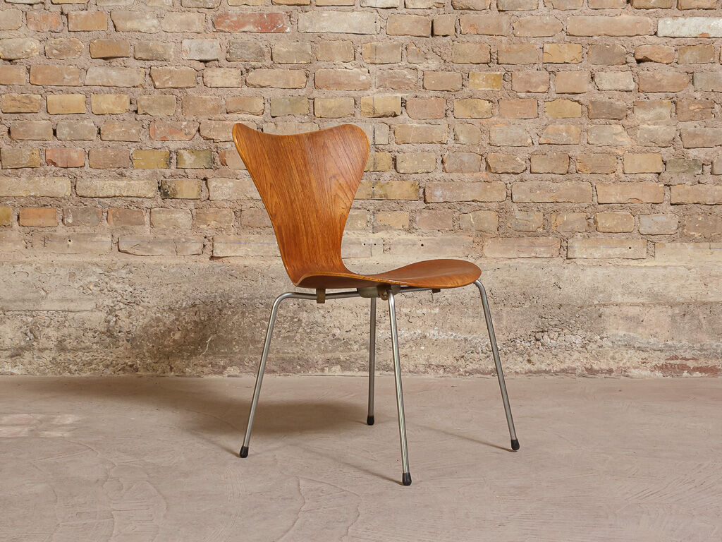 Chair series 7, No.3107 by Arne Jacobsen for Fritz Hansen, teak butterfly, Denmark, circa 1955