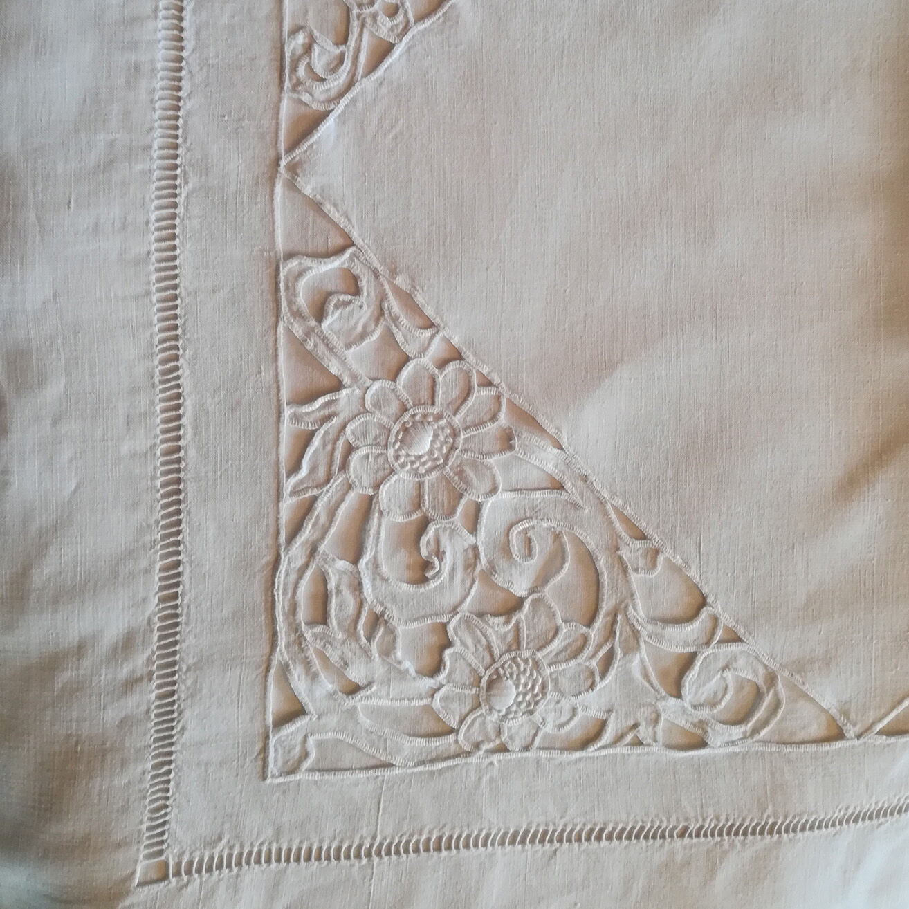 SD-encrypted embroidered sheet