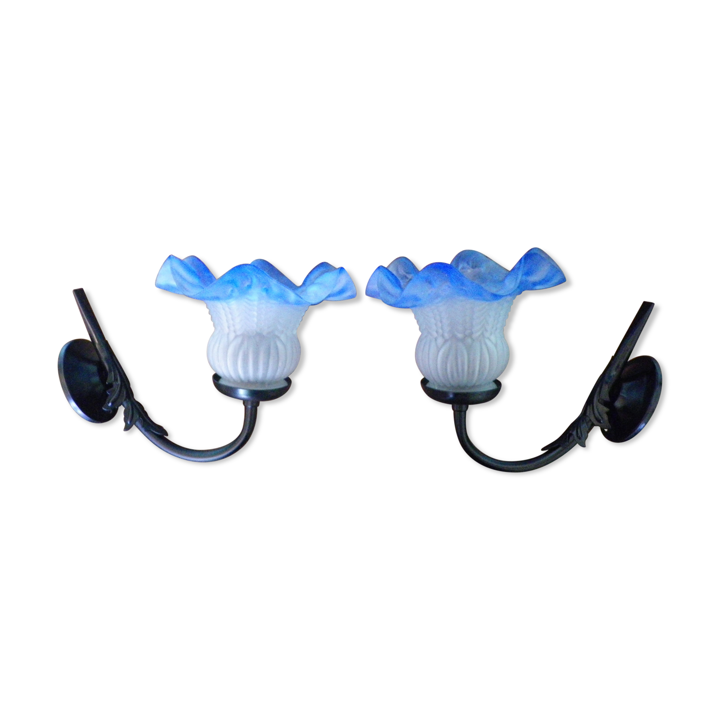 Wall sconces with opalines in the shape of corollas and black metal support