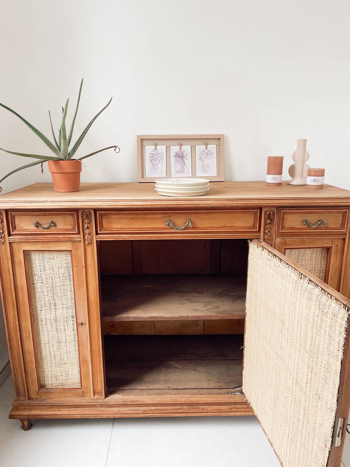 Classic vintage buffet with 3 doors in wood and raffia.