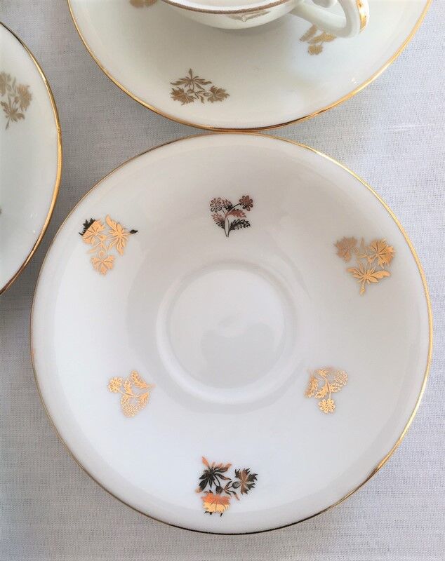 10 anciennes tasses à café avec soucoupes en porcelaine à motifs de fleurs dorées
