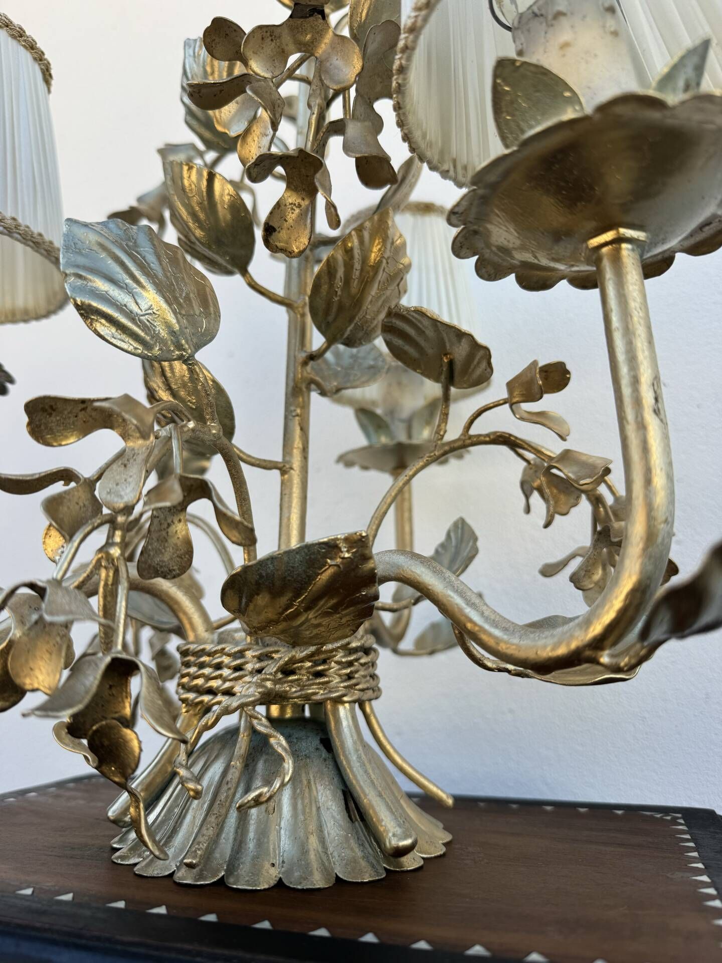 Florentine lamp with foliage from the 1970s.