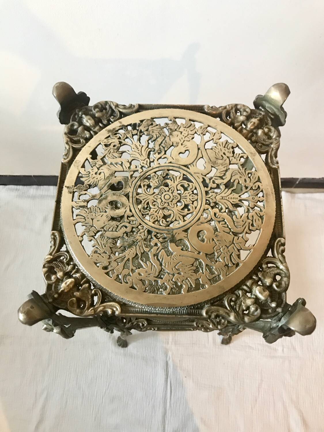 Paire de sellettes en laiton doré des années 1930