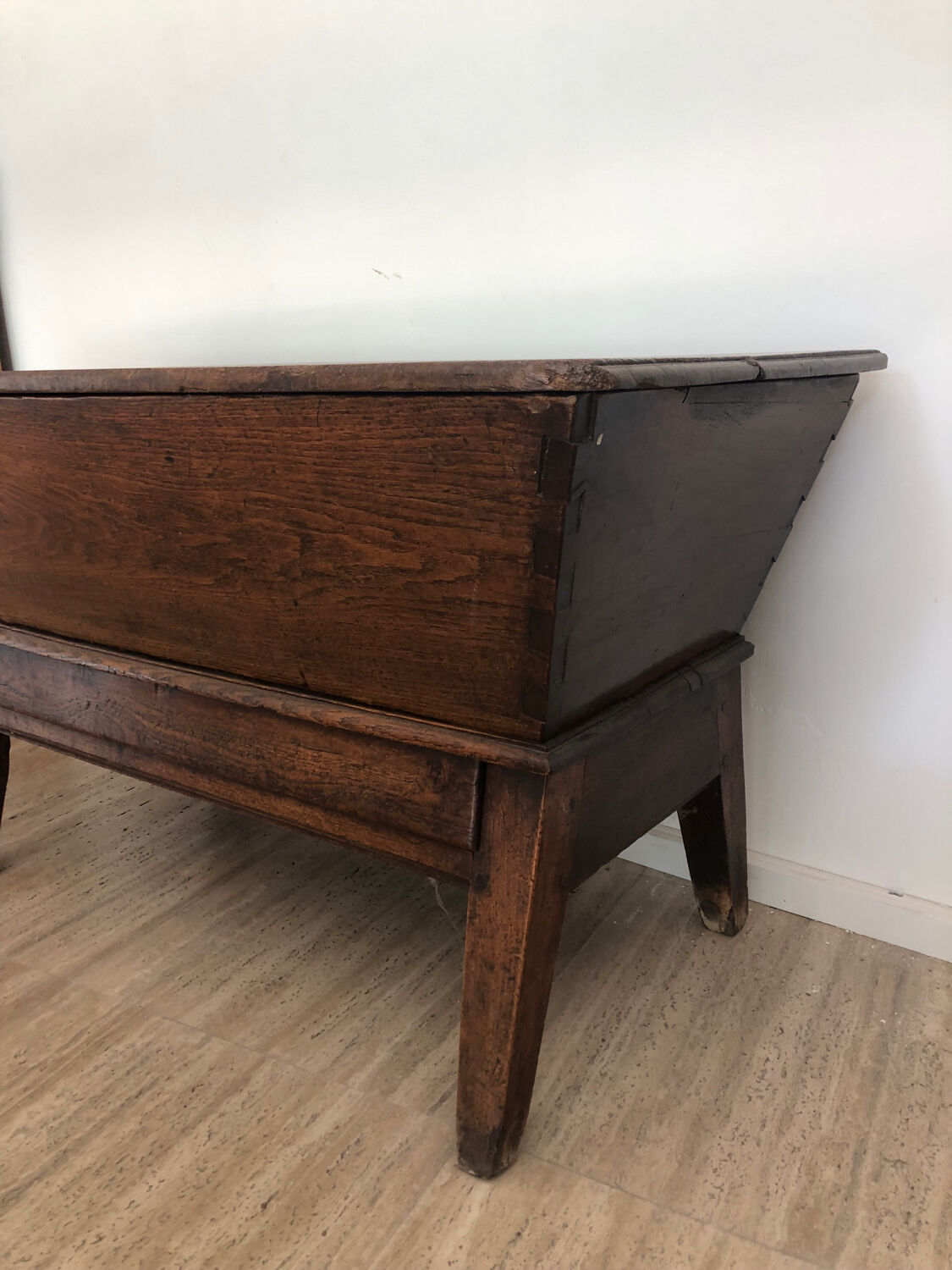 Coffre sur pied / maie en bois