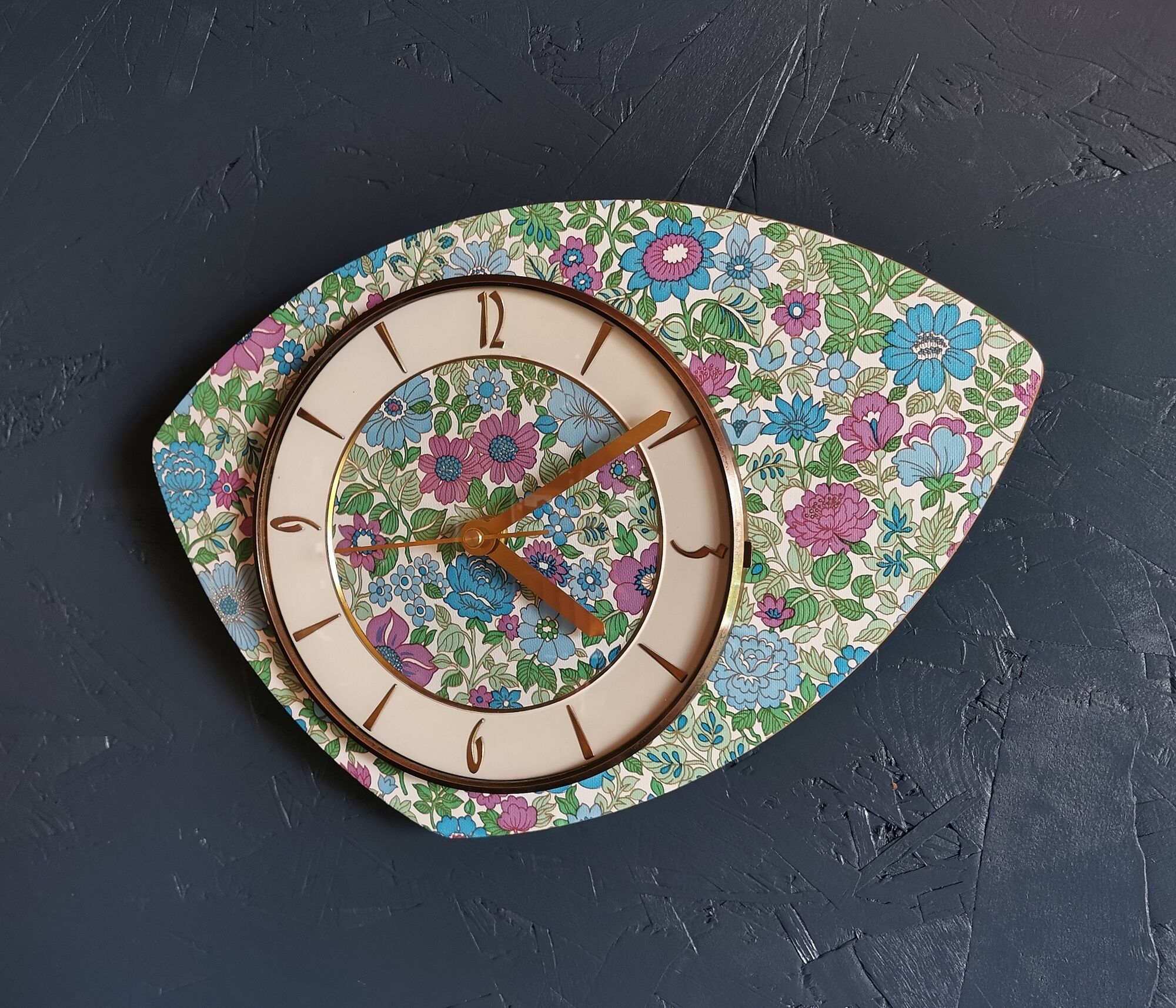 Vintage formica clock asymmetrical silent wall clock "Fleurie bleu violet"