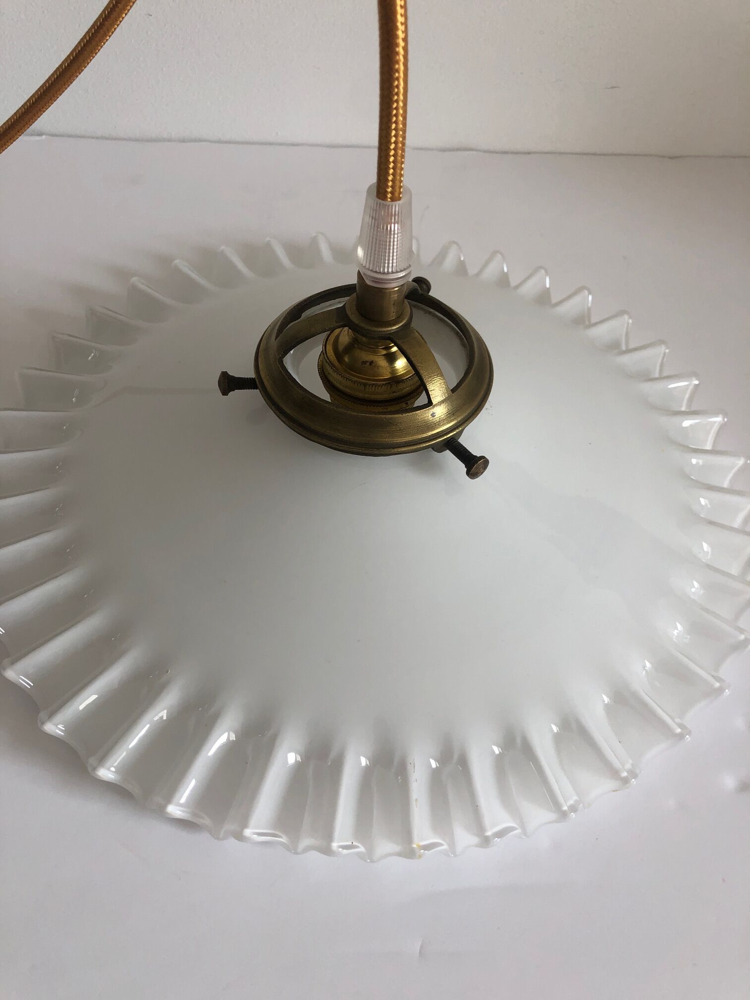 White opaline suspension