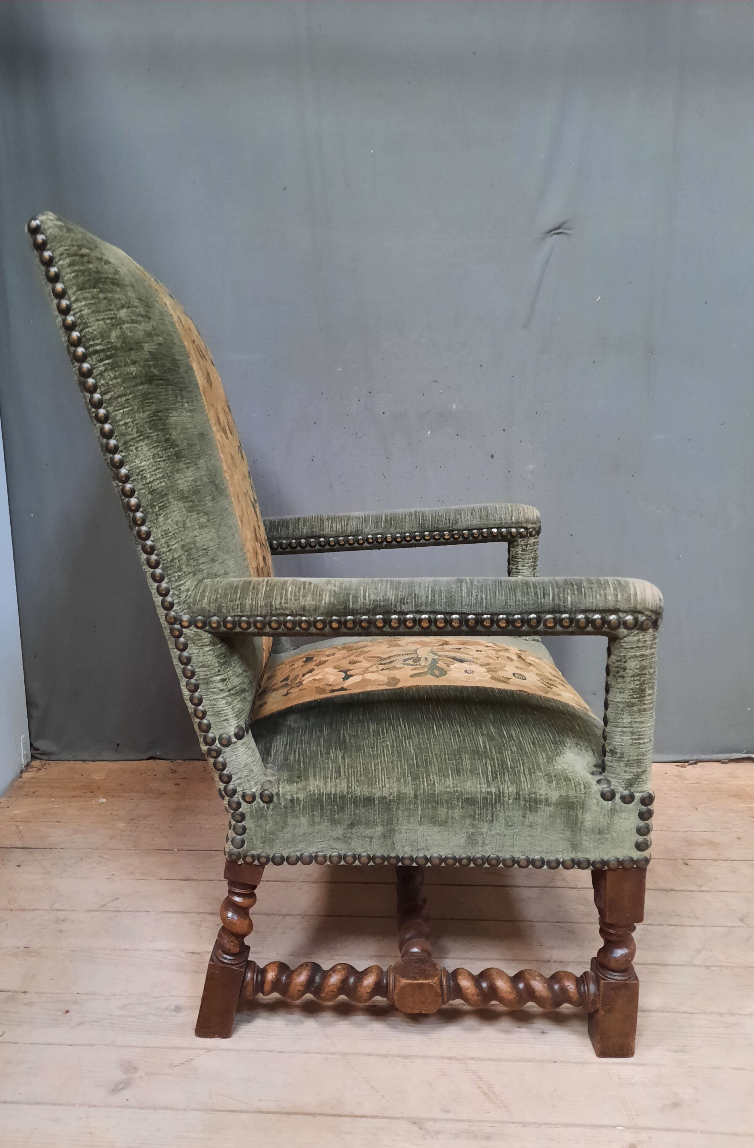 Faiteuil Louis XIII upholstered in part from the 17th century