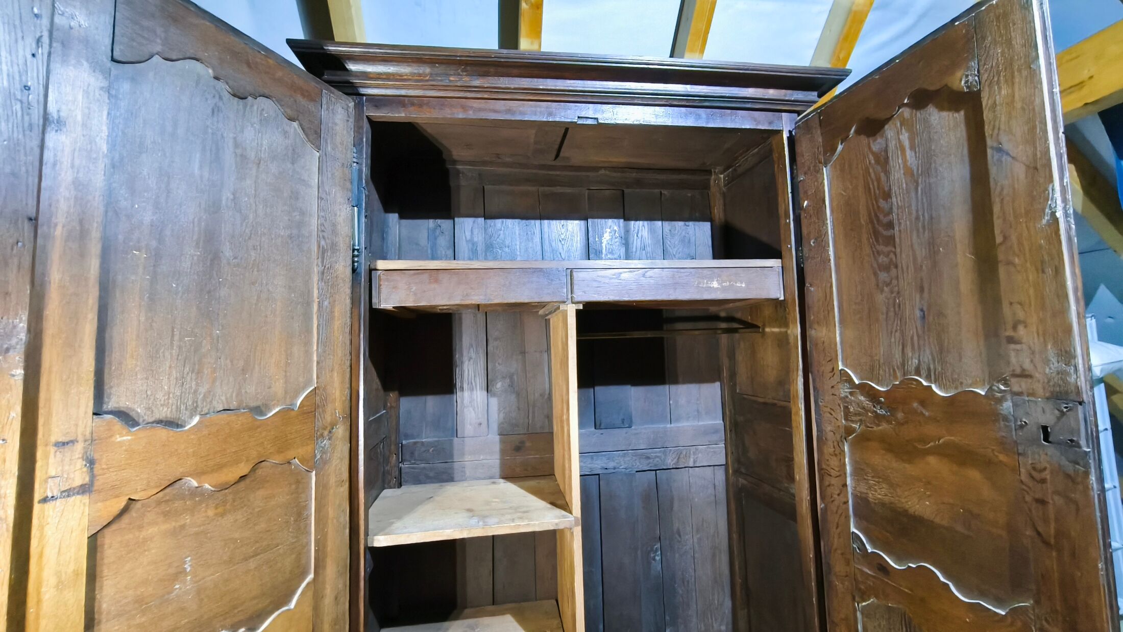 Antique 2-door wardrobe in solid oak