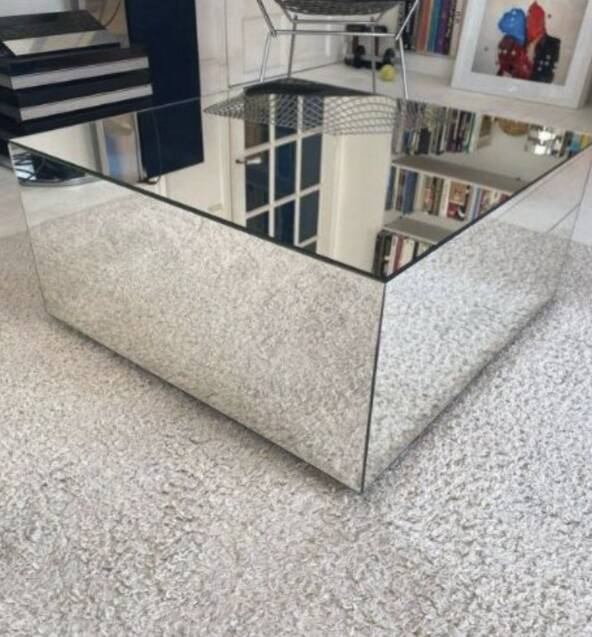 Kristina Dam. Table basse en verre miroir