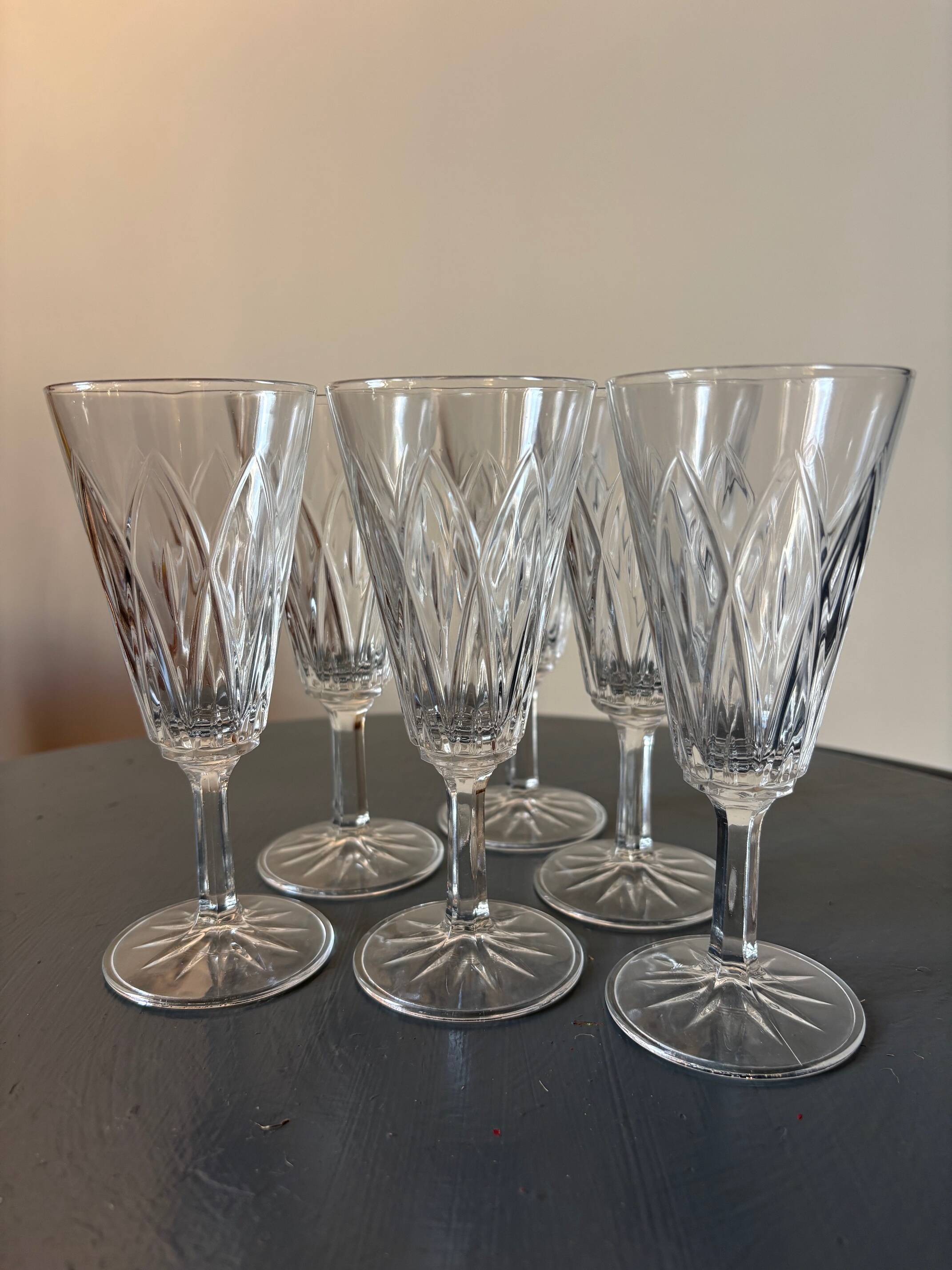 Relief glass flutes