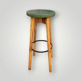 Ancien tabouret de bar en bois massif, métal et skaï vert
