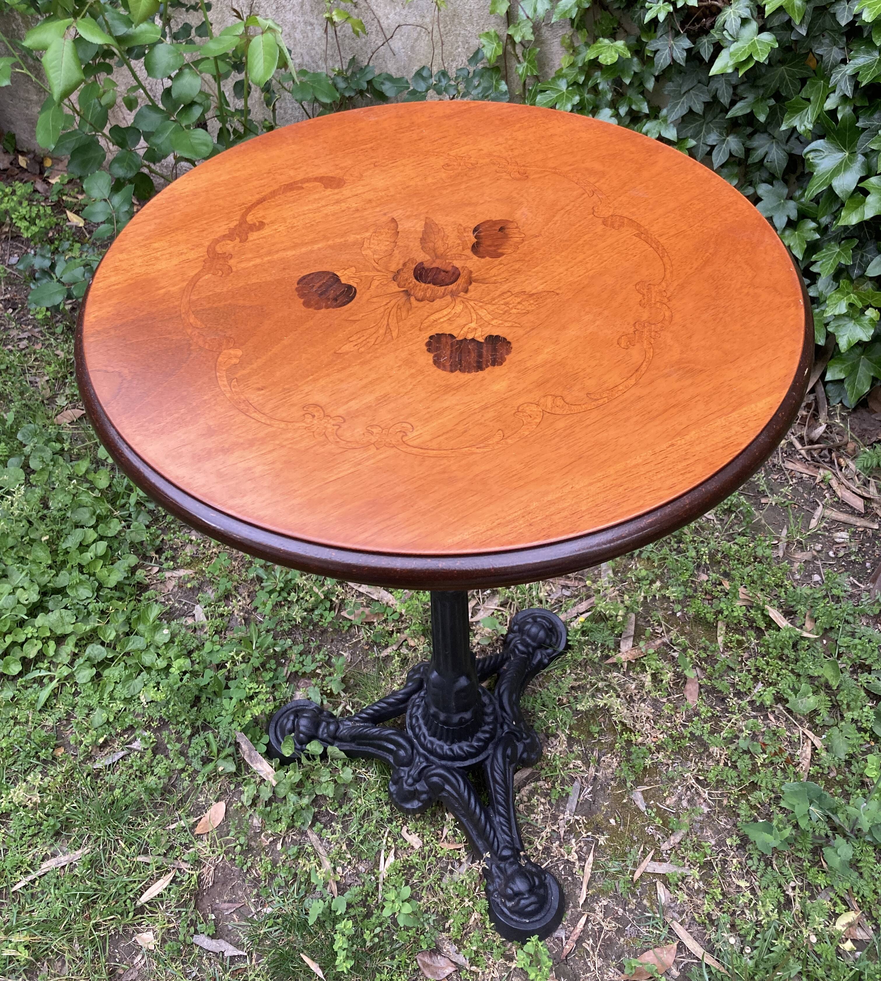 Pedestal table with inlaid top and flower decoration