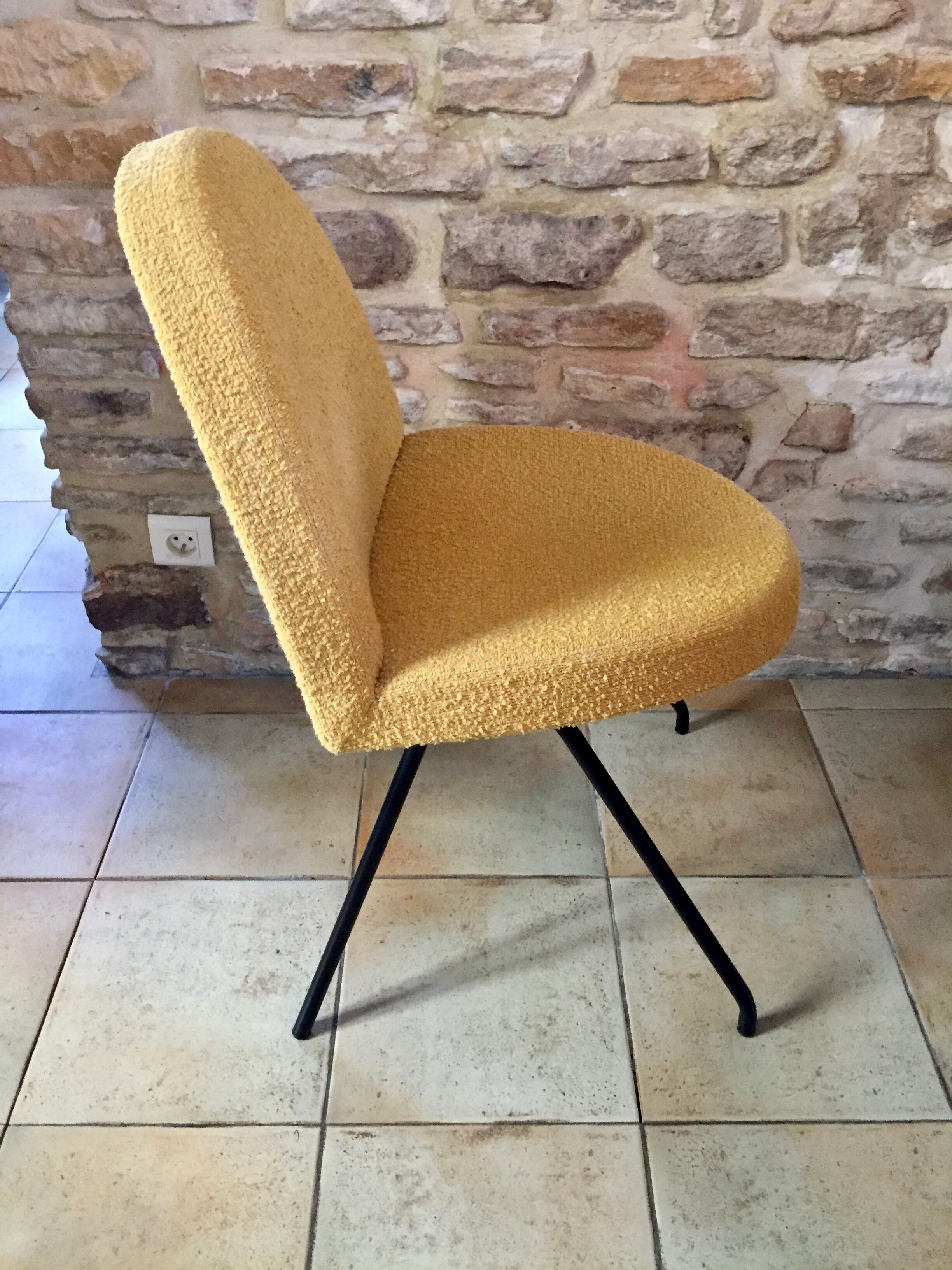 Chauffeuse n° 771 modèle "langue" de Joseph André Motte pour Steiner 1954