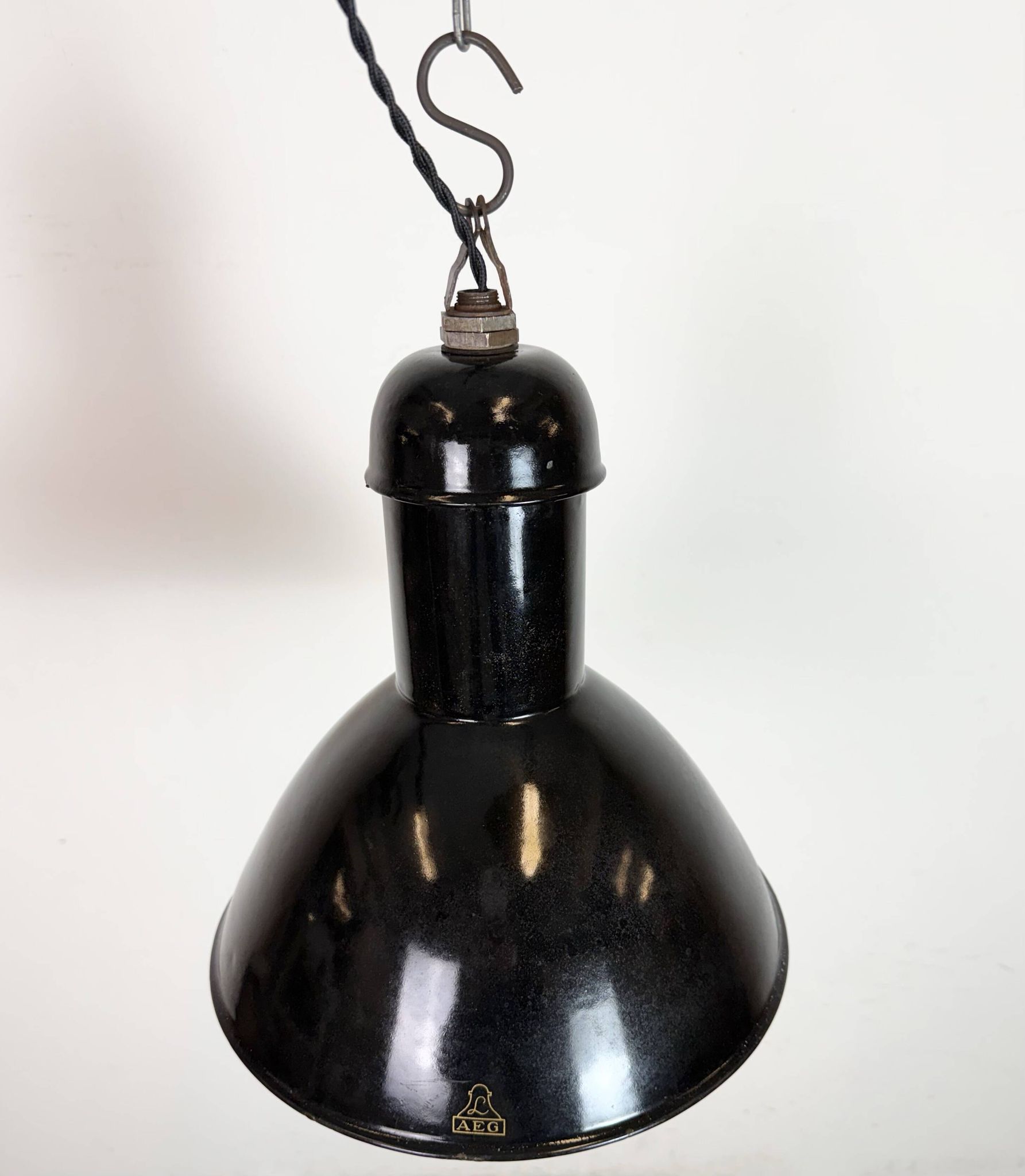 Lampe suspendue industrielle en émail noir de AEG, années 1930
