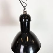 Lampe suspendue industrielle en émail noir de AEG, années 1930