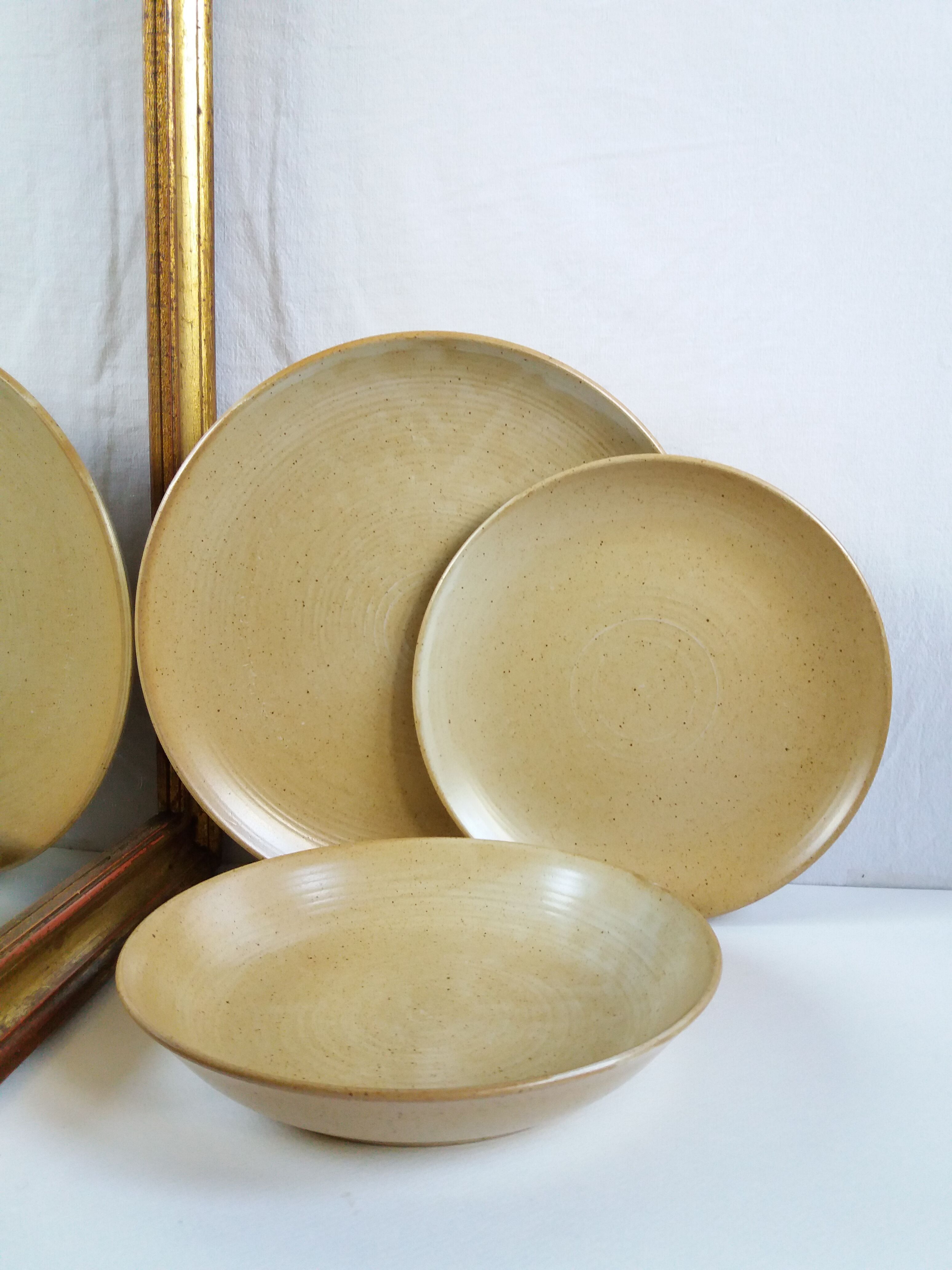Set 5 flat plates in sandstone