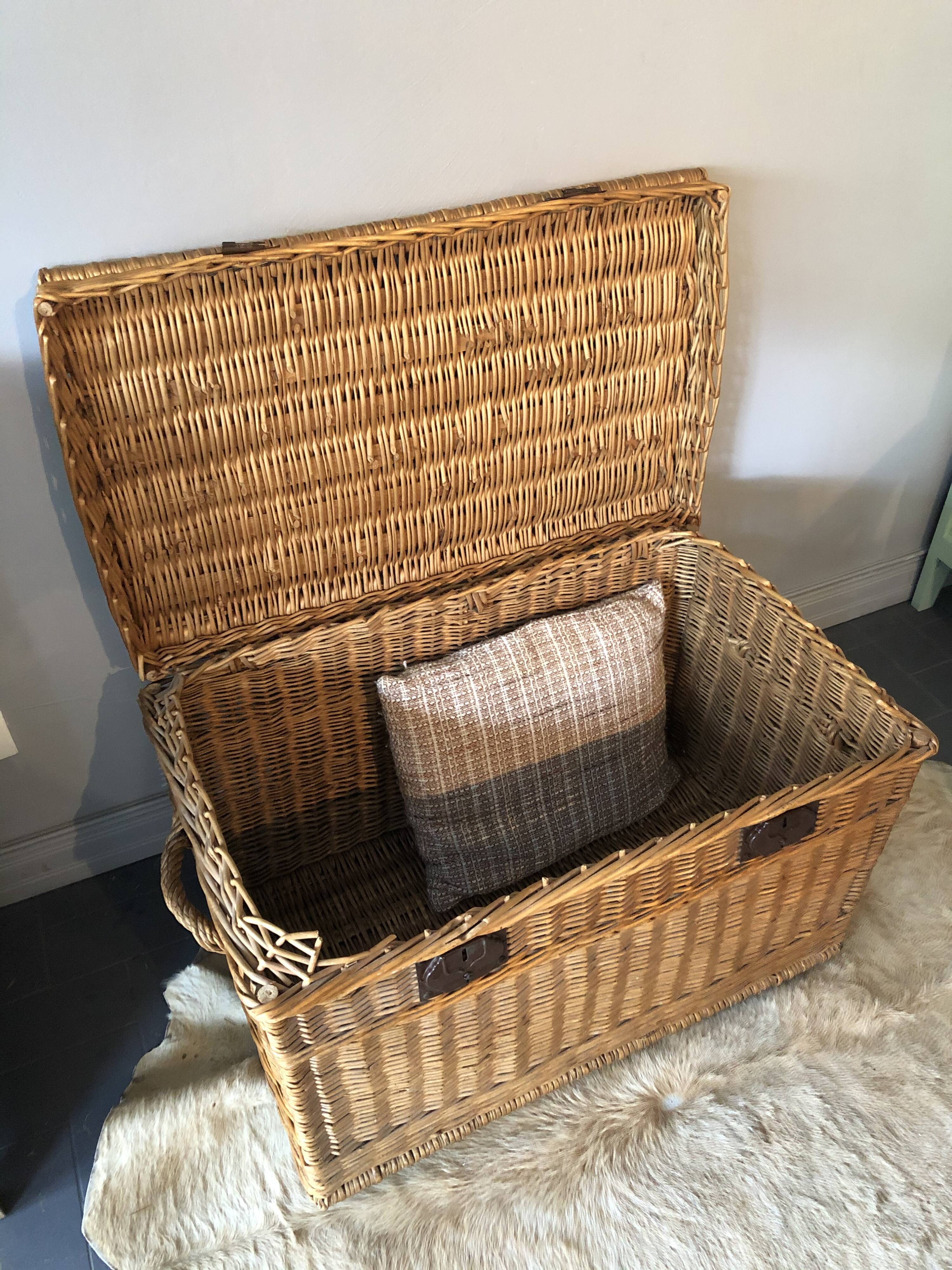 Old malle in rattan and wicker