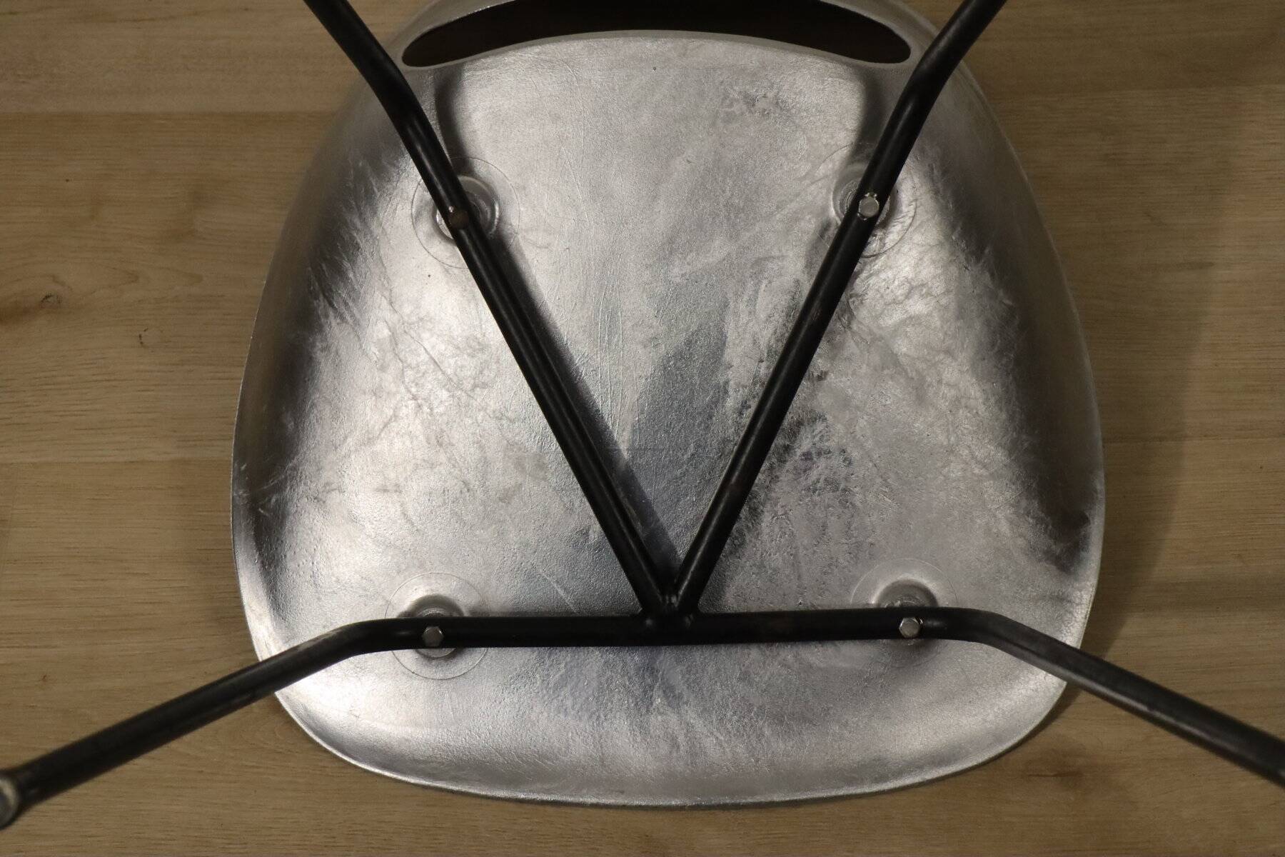 Aluminium chair, "Tulip" model, by Pierre Guariche, Steiner edition, 1960