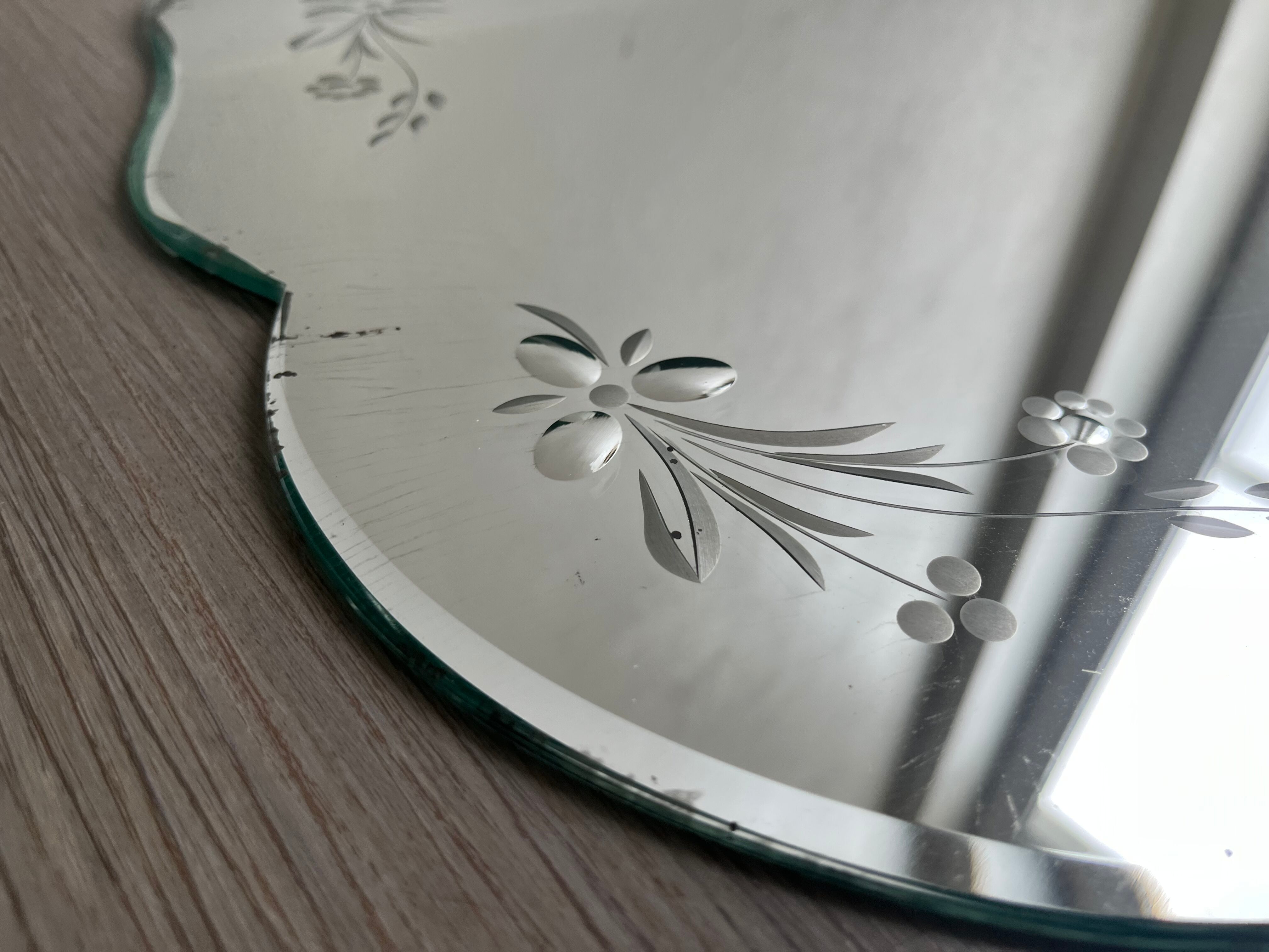 Miroir biseauté ciselé fleurs type vénitien 59x75cm