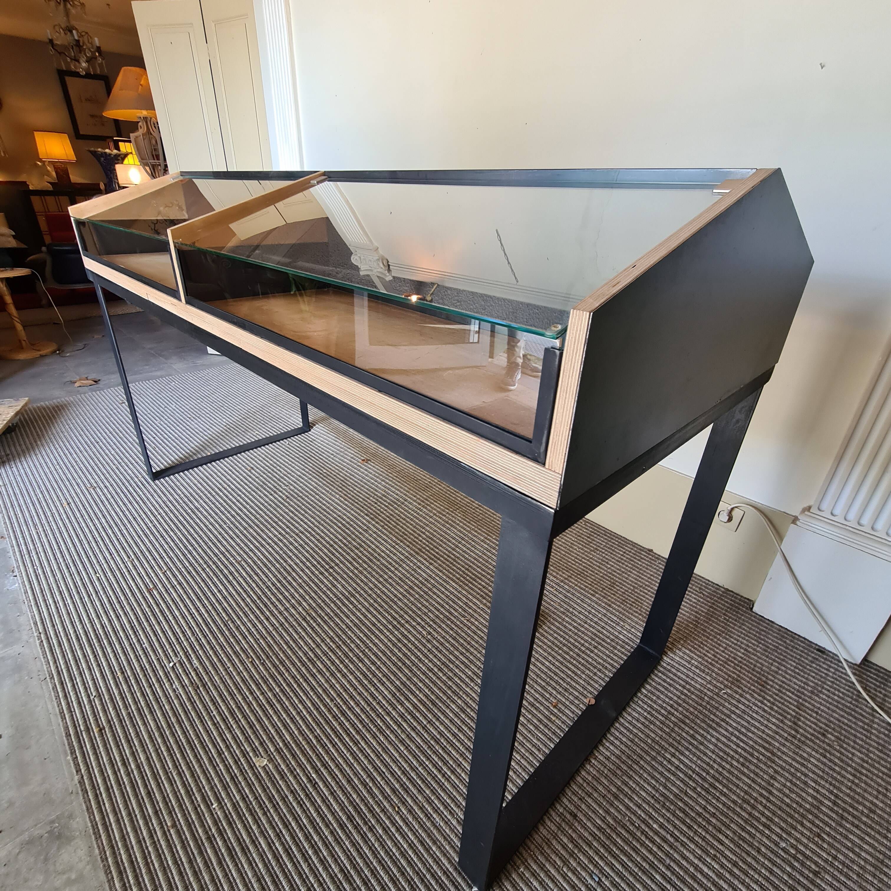 Double shop window 180 x 71 x 107 cm