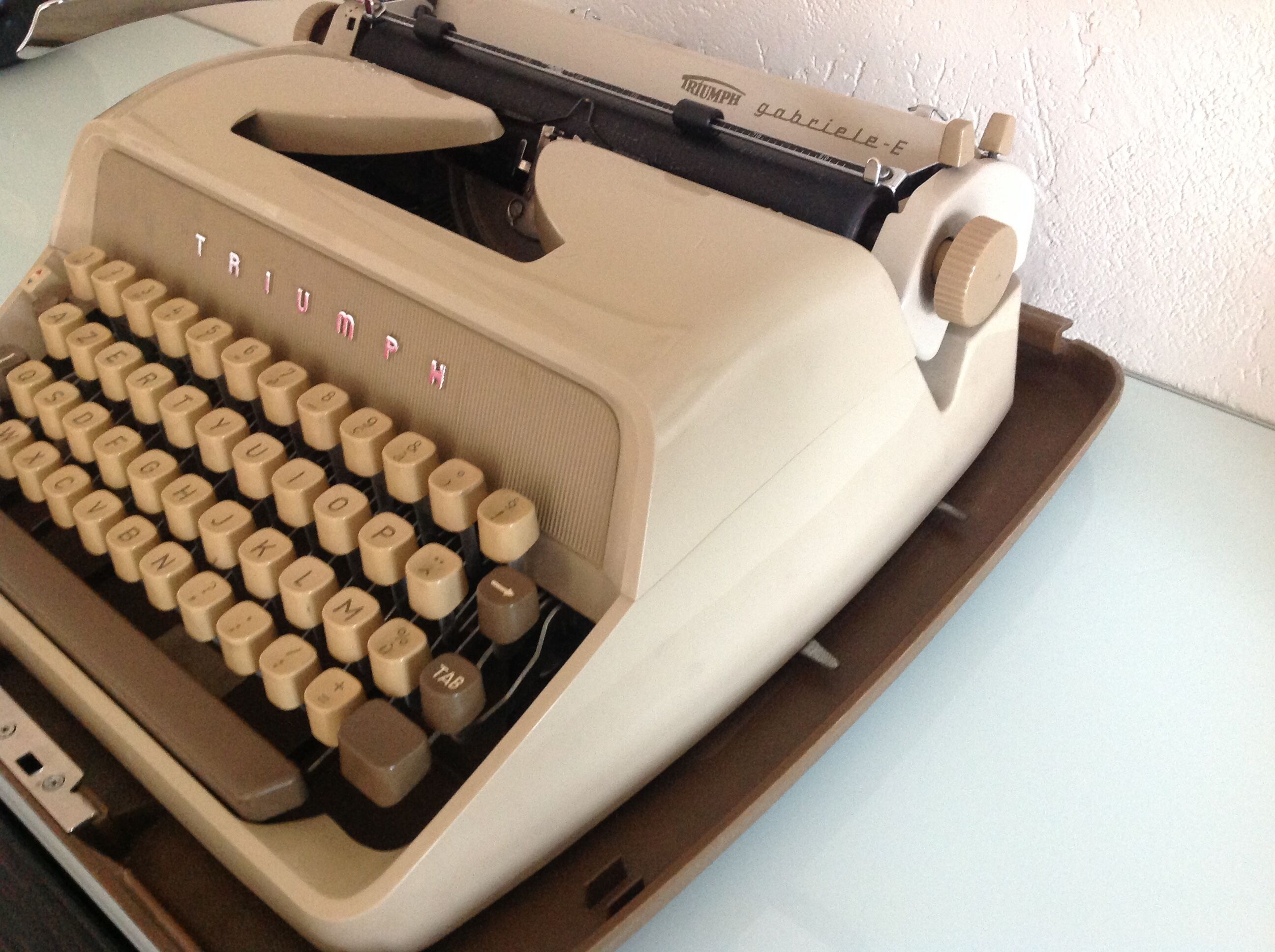 Triumph Gabriele E beige/ vintage 60s writing machine