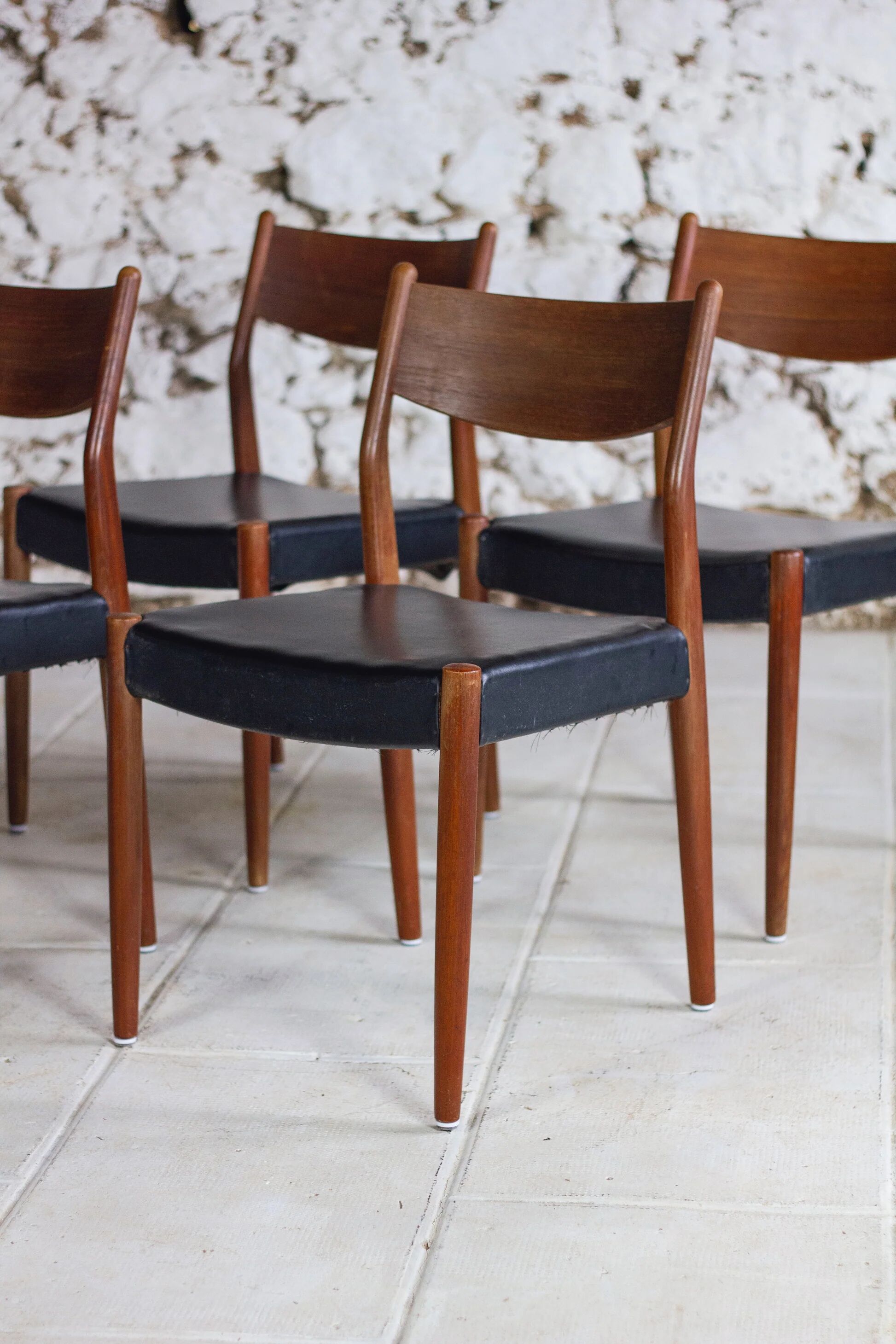 4 Scandinavian Fristho Franeker chairs in teak and faux leather, 1960.