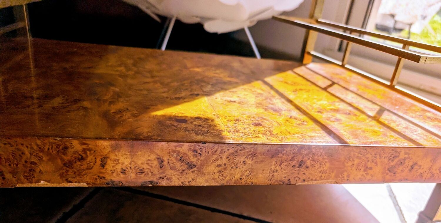 Desserte de bar en loupe d'orme et métal doré Style Hollywood Regenc