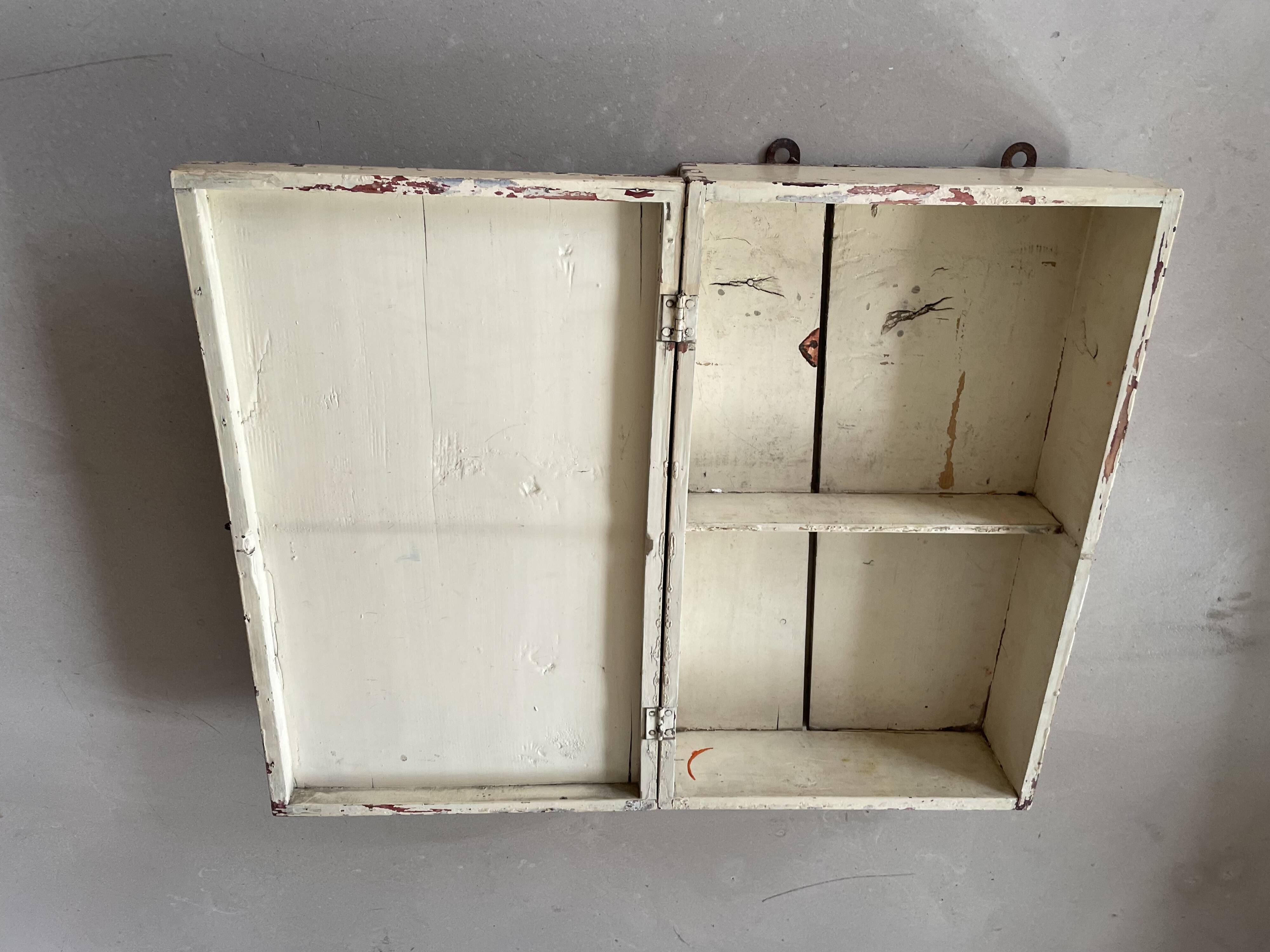 Armoire à pharmacie ancienne