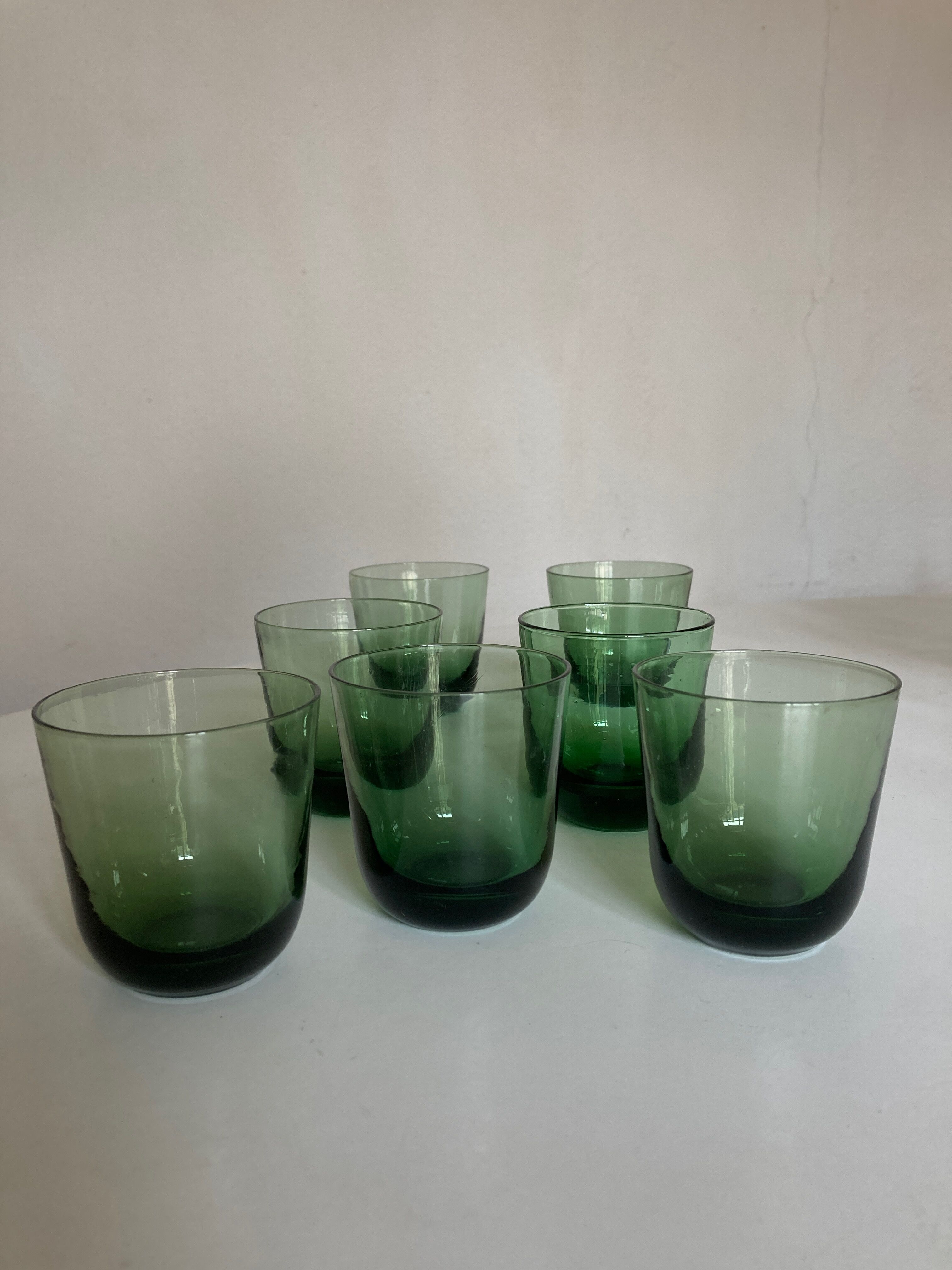 Set de 7 verres gobelets 1960 en verre soufflé vert