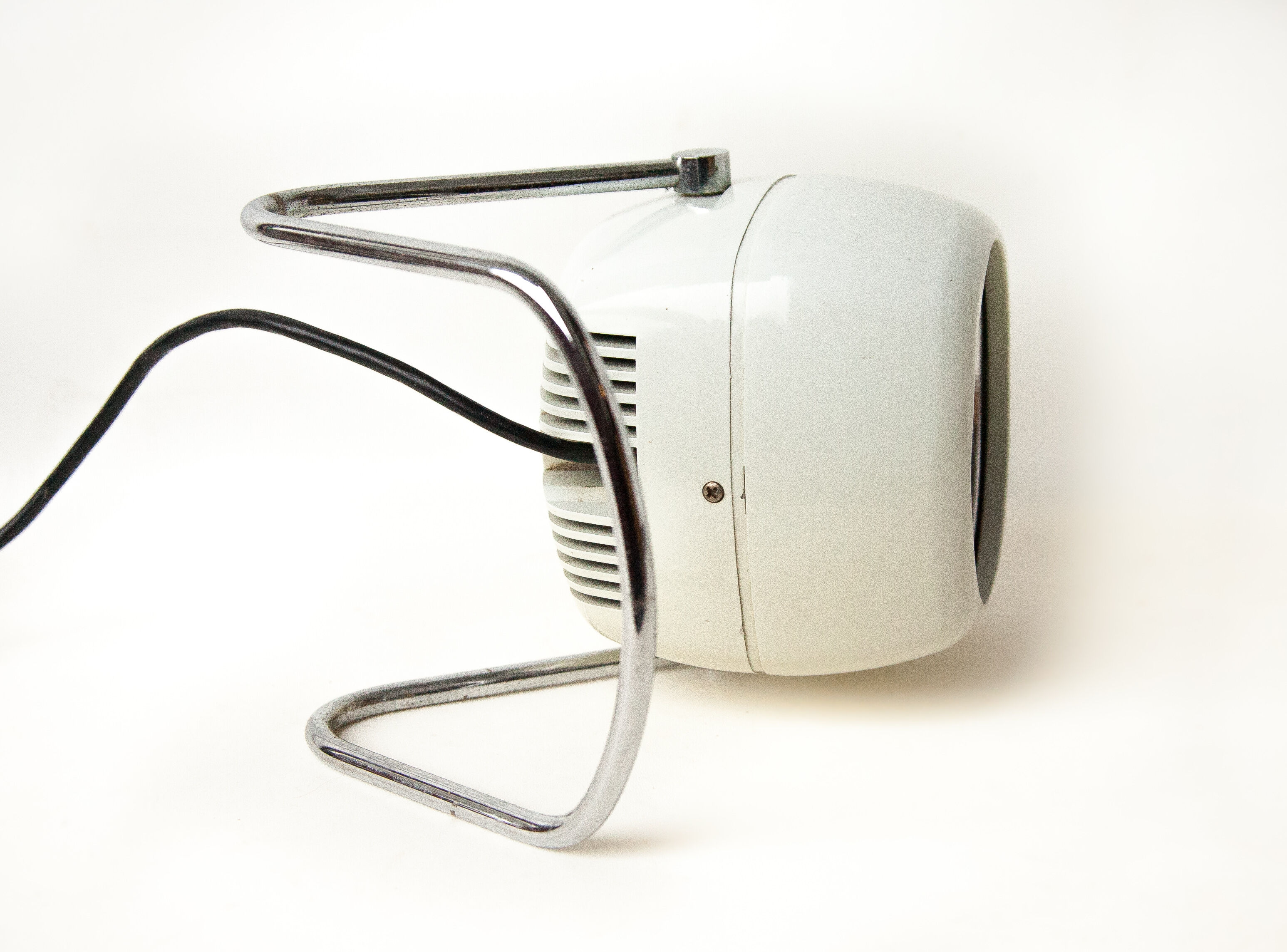 Vintage lay lamp by Harvey Guzzini for Harvey Luce, made in Italy, white metal lamp, space age, 60's