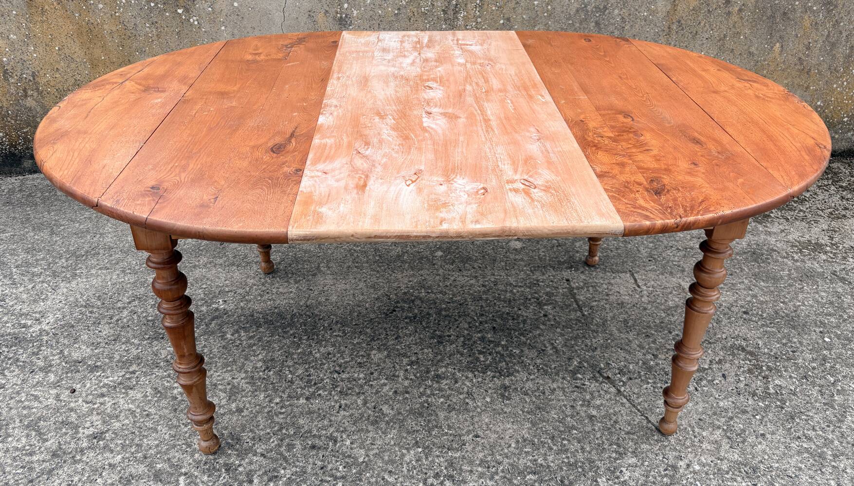 Round solid oak table with extensions, cabinetmaker's sliding mechanism,