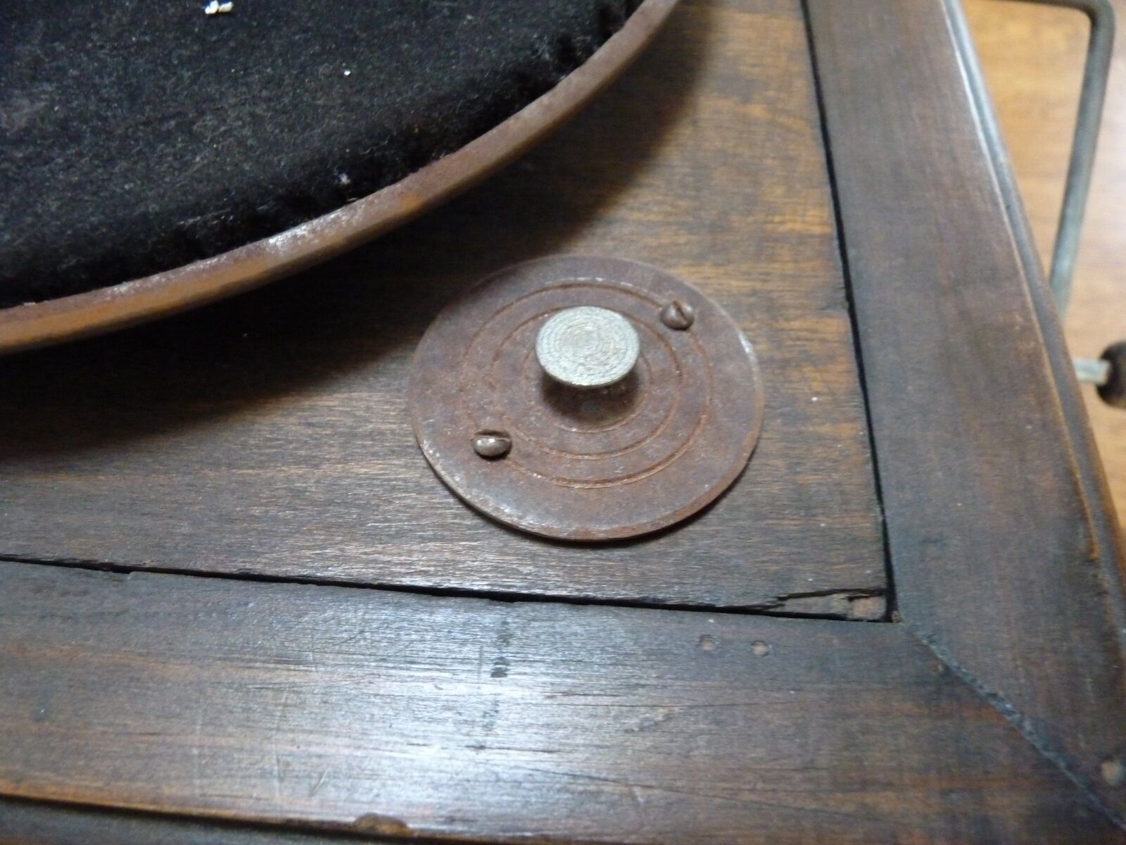 Gramophone with flag "his master's voice"